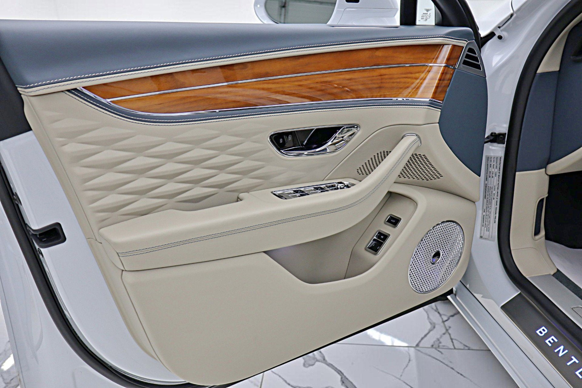 2023 Bentley Flying Spur Azure V8/LEASE OPTIONS AVAILABLE