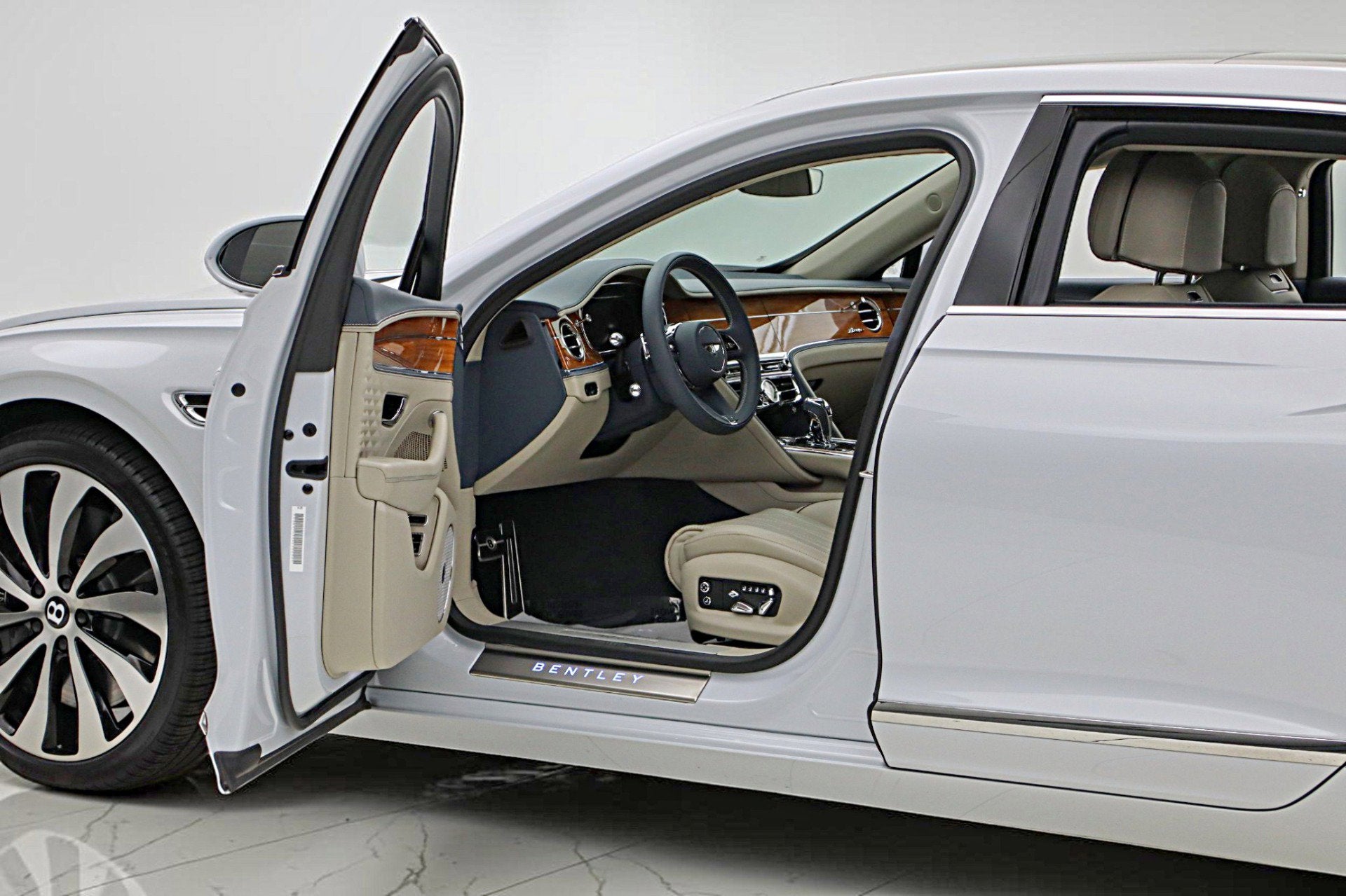 2023 Bentley Flying Spur Azure V8/LEASE OPTIONS AVAILABLE