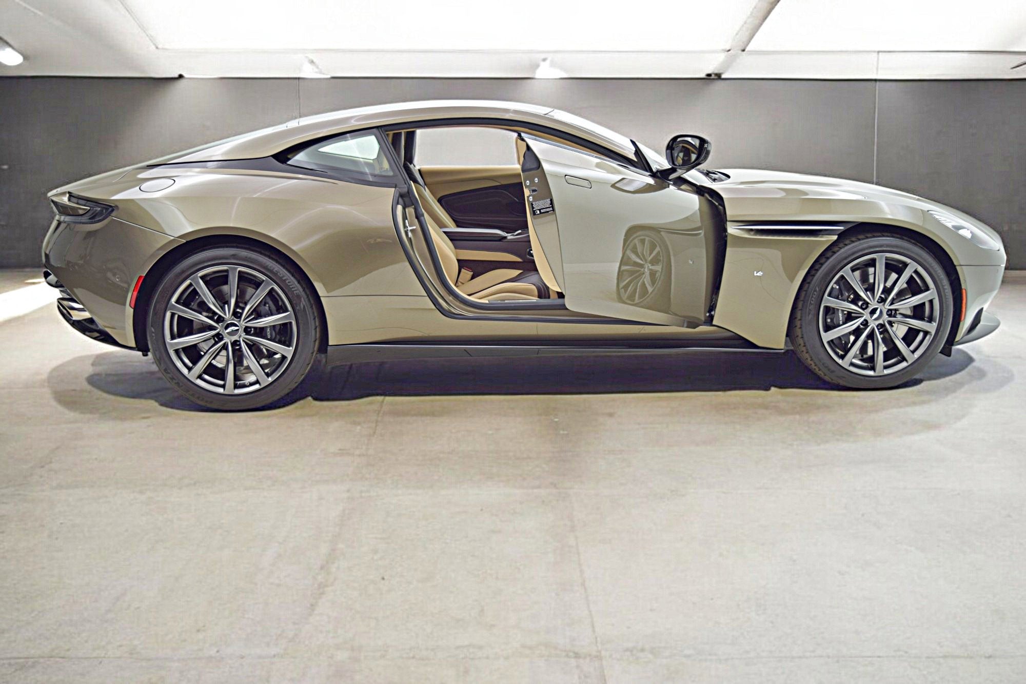 2018 Aston Martin DB11 V12