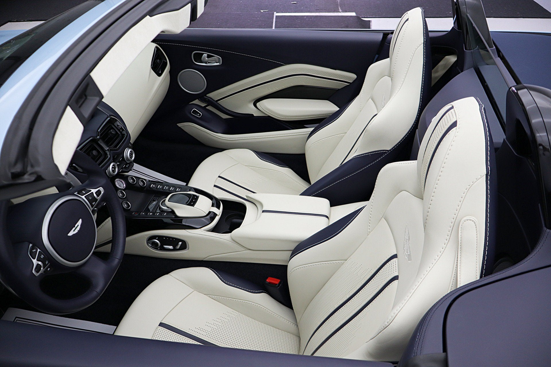 2022 Aston Martin Vantage Roadster