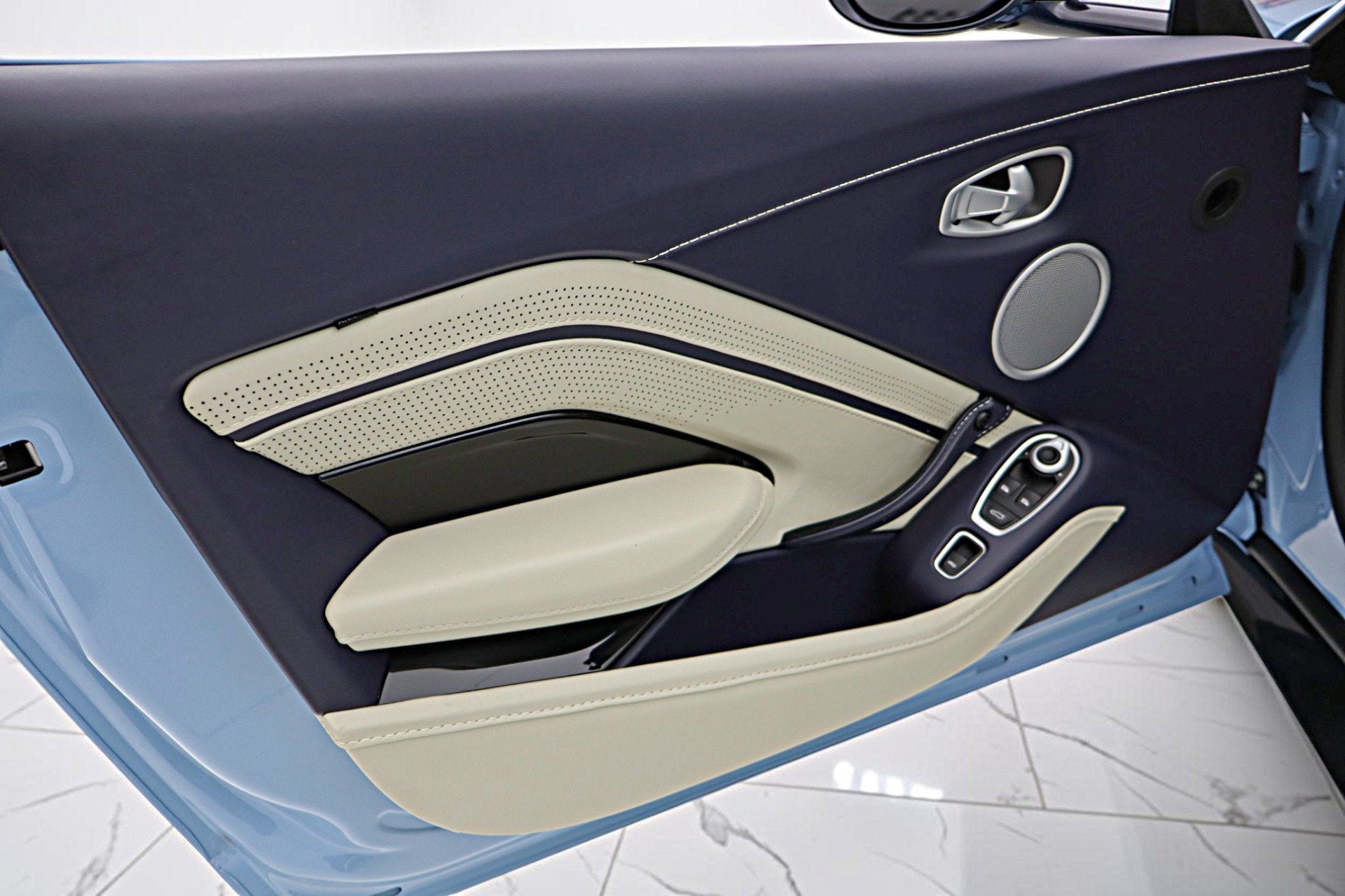 2022 Aston Martin Vantage Roadster