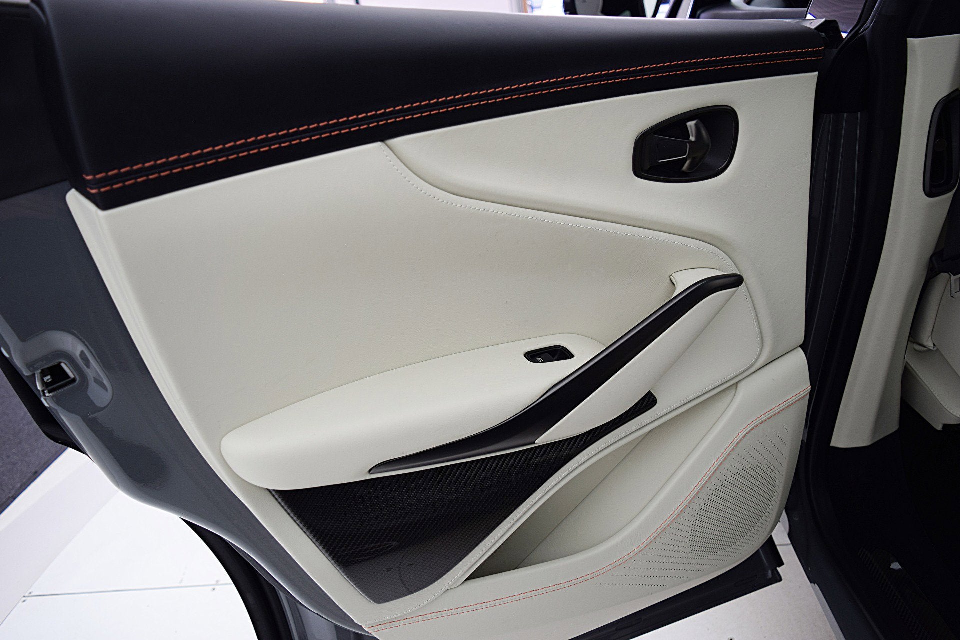 2022 Aston Martin DBX DBX