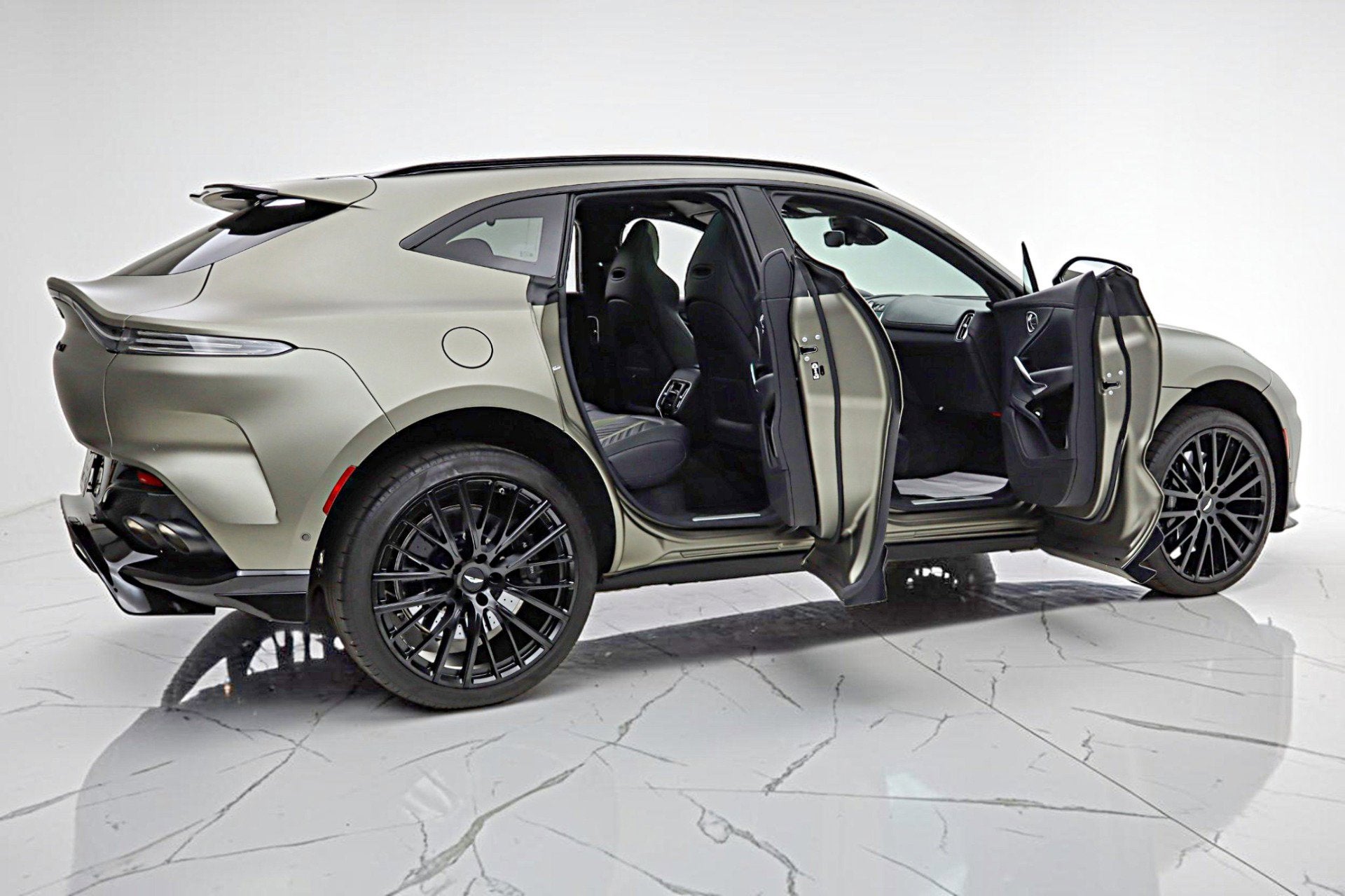 2023 Aston Martin DBX 707