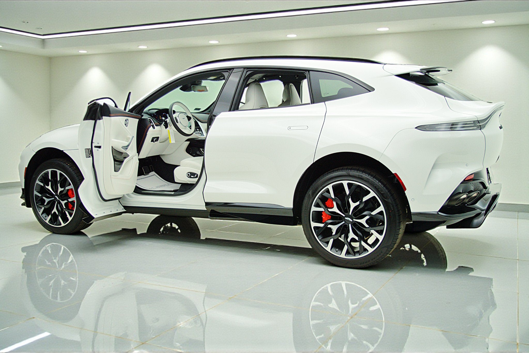 2023 Aston Martin DBX 707