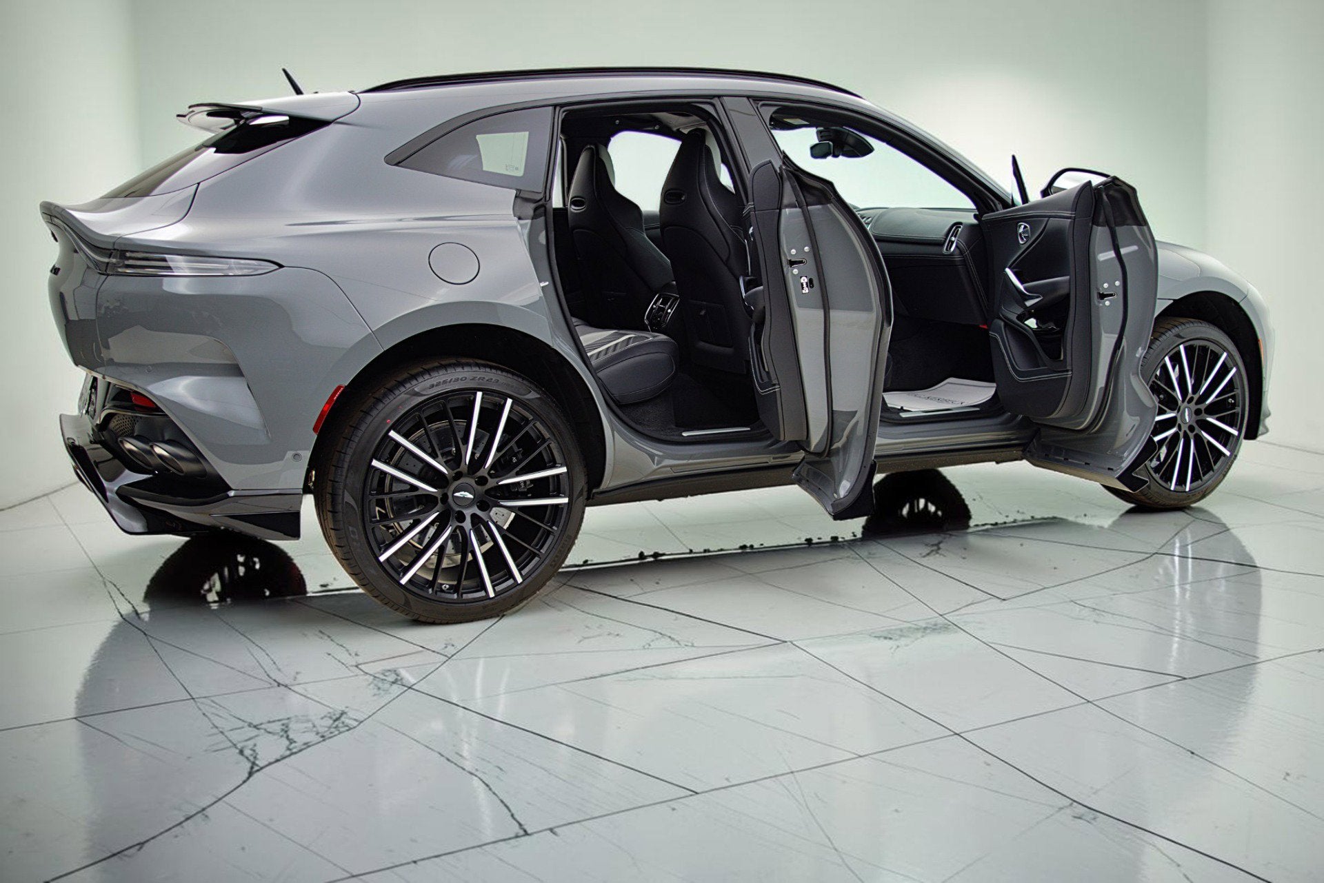 2023 Aston Martin DBX 707