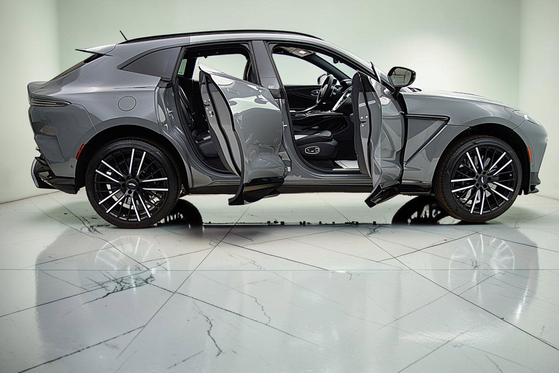 2023 Aston Martin DBX 707