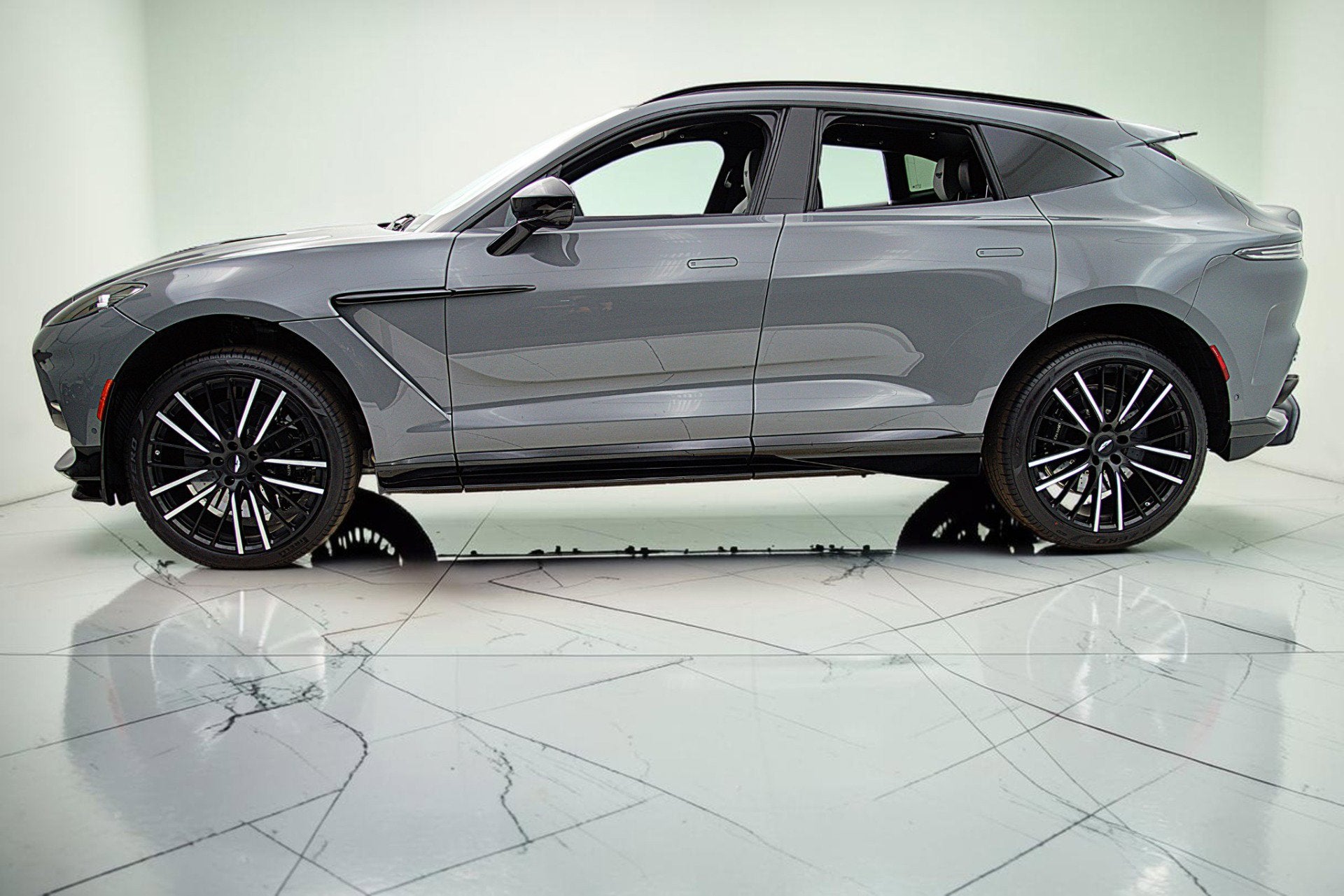 2023 Aston Martin DBX 707