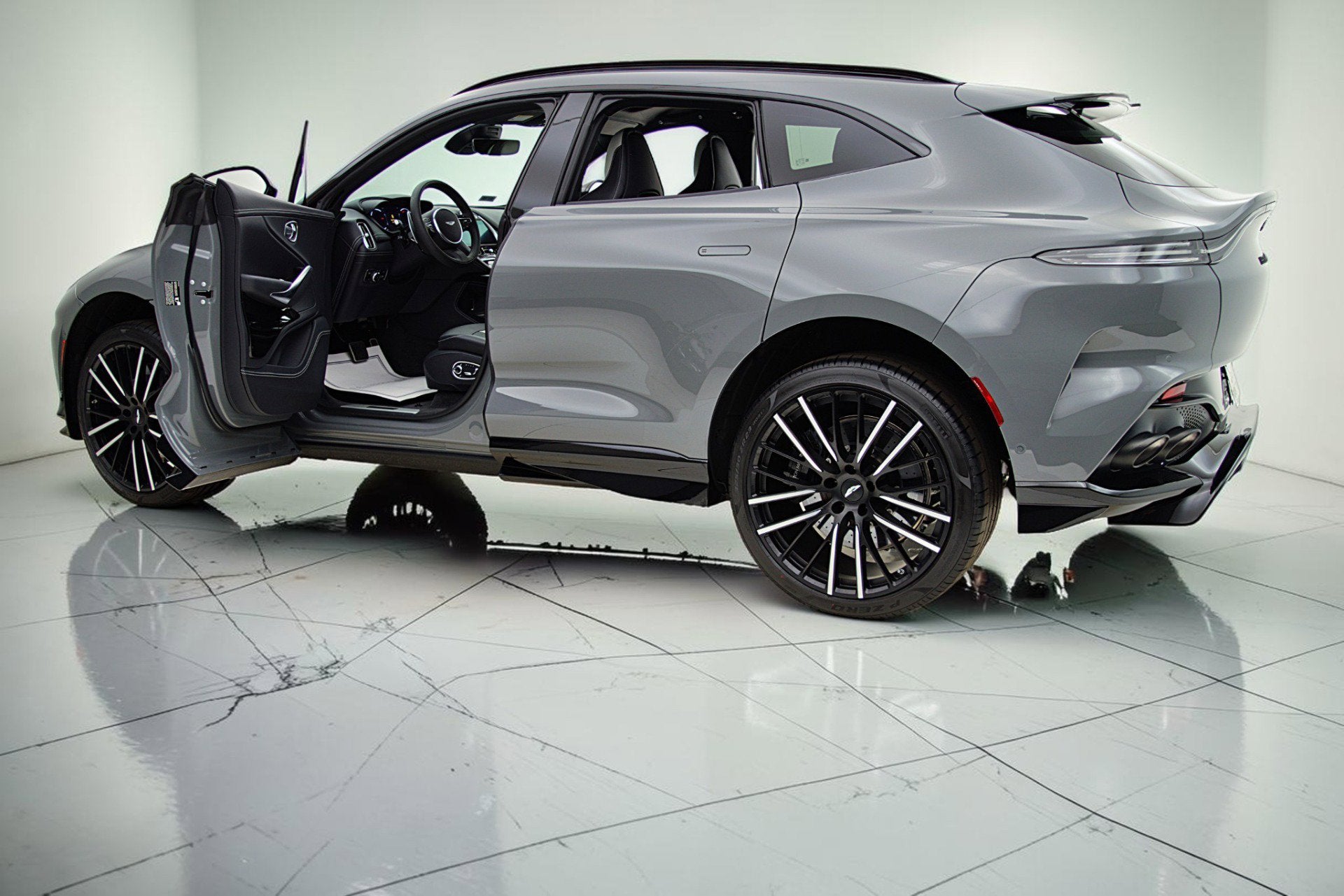 2023 Aston Martin DBX 707