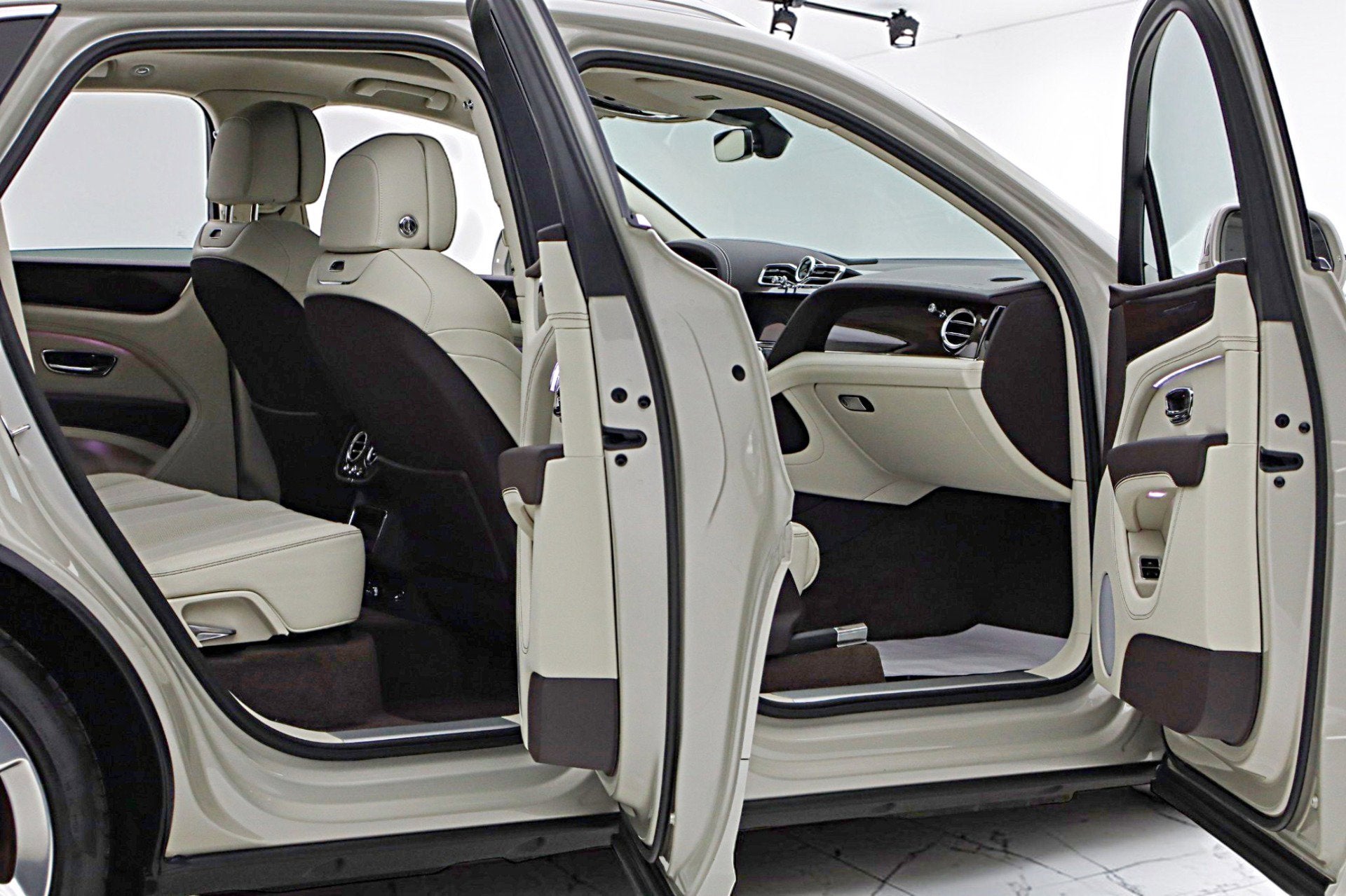 2024 Bentley Bentayga Hybrid V6/LEASE OPTIONS AVAILABLE