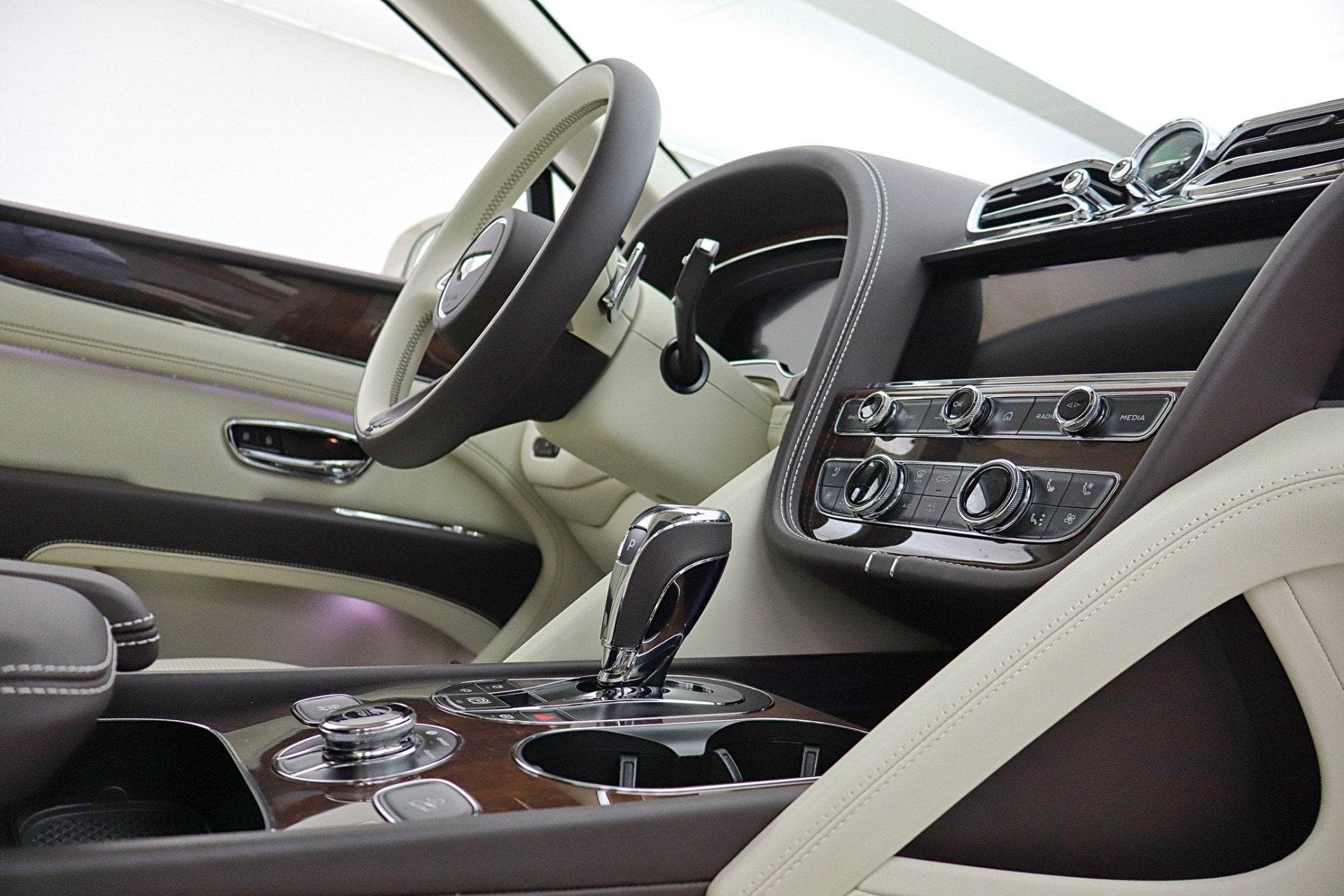 2024 Bentley Bentayga Hybrid V6/LEASE OPTIONS AVAILABLE