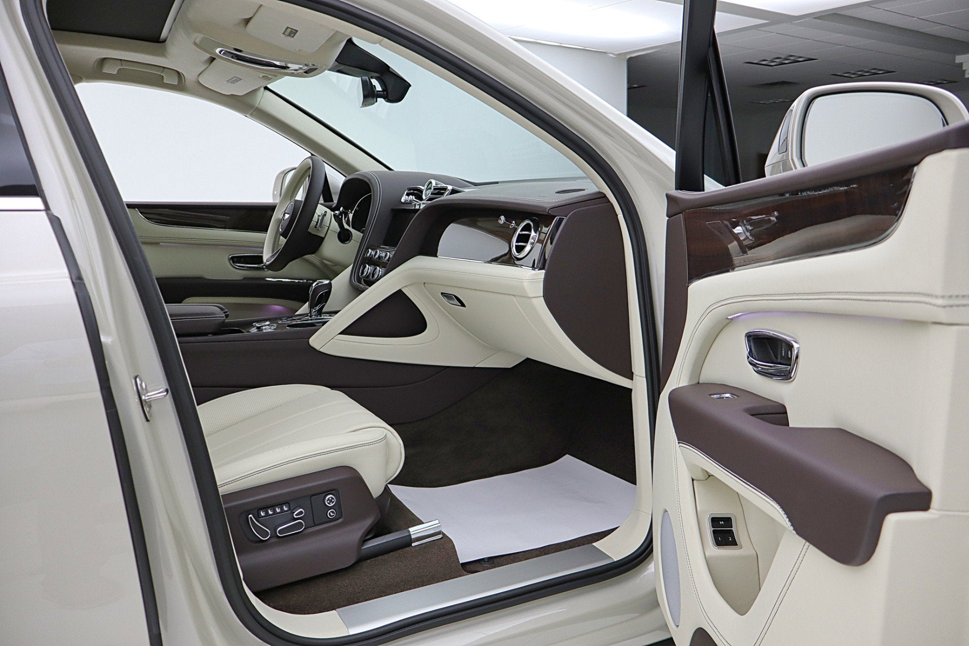 2024 Bentley Bentayga Hybrid V6/LEASE OPTIONS AVAILABLE