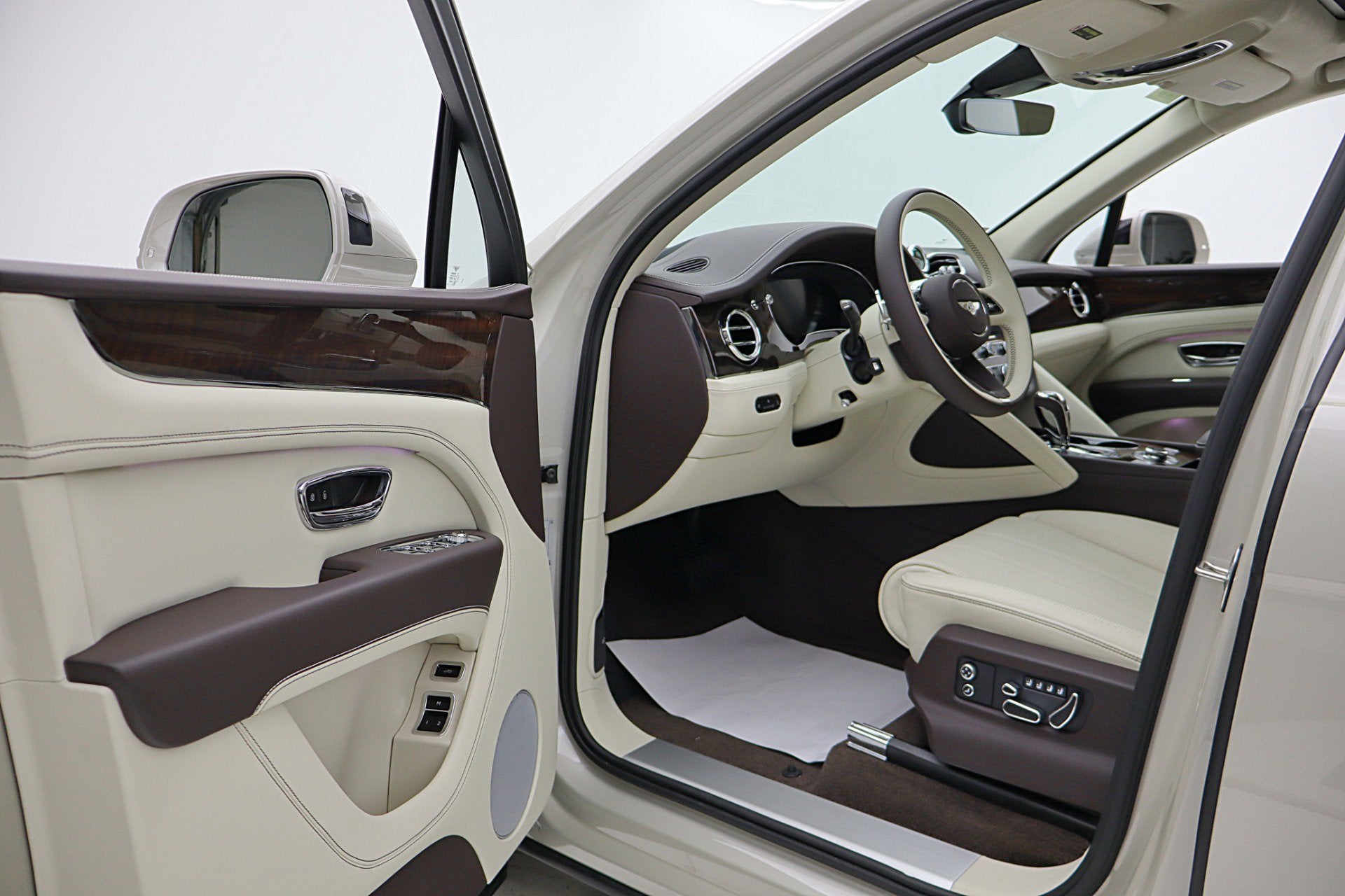 2024 Bentley Bentayga Hybrid V6/LEASE OPTIONS AVAILABLE