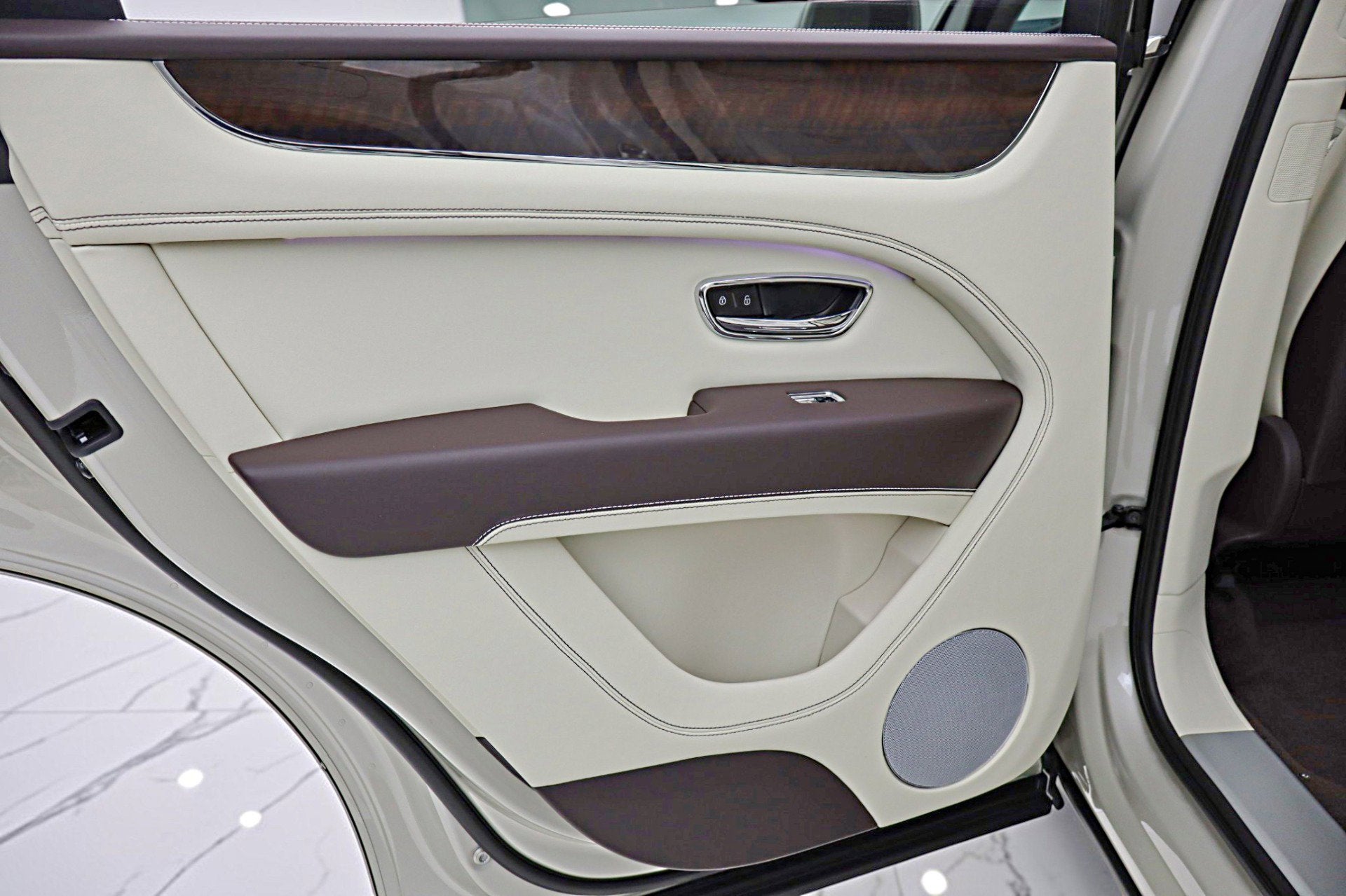 2024 Bentley Bentayga Hybrid V6/LEASE OPTIONS AVAILABLE