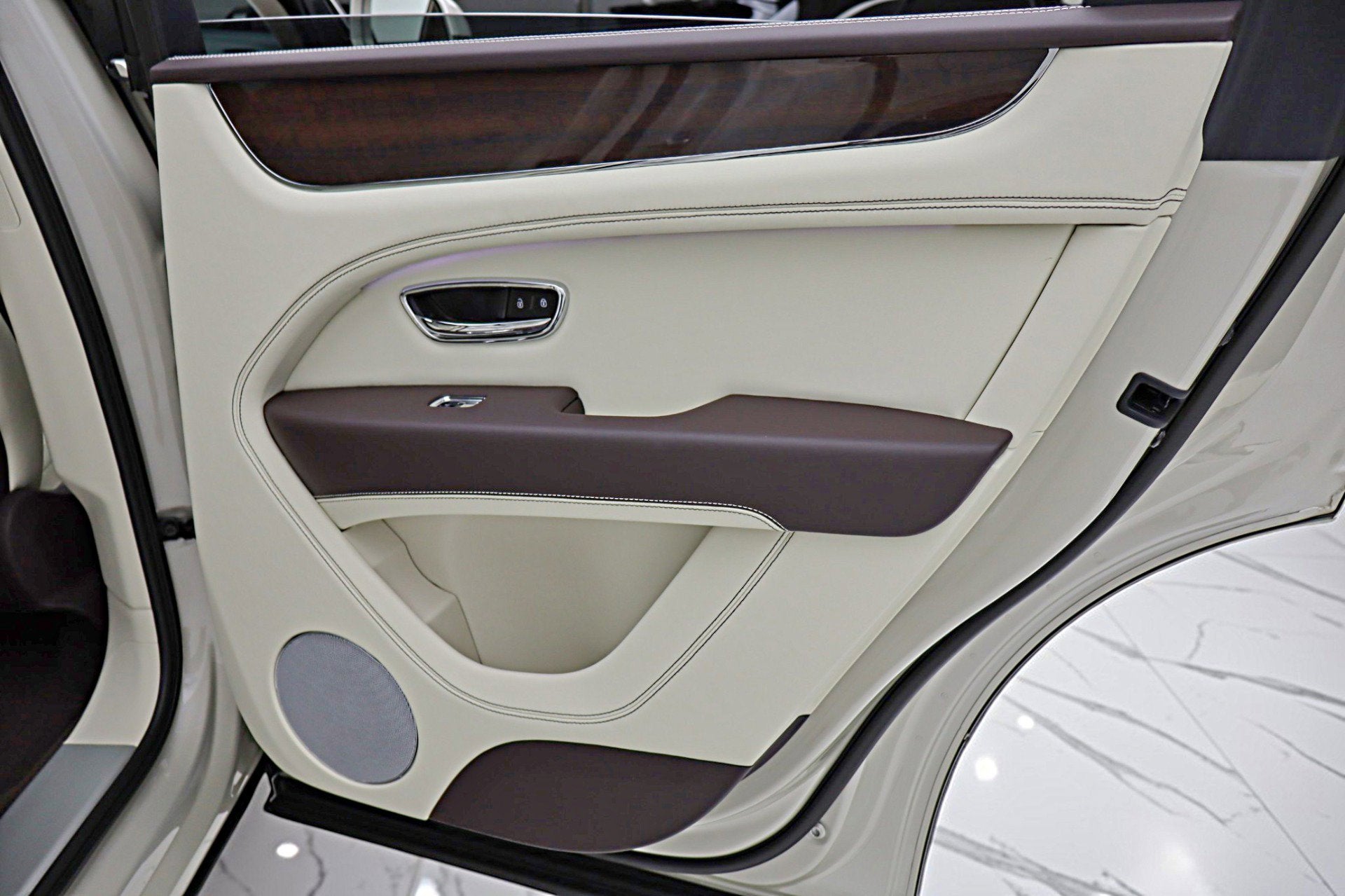 2024 Bentley Bentayga Hybrid V6/LEASE OPTIONS AVAILABLE