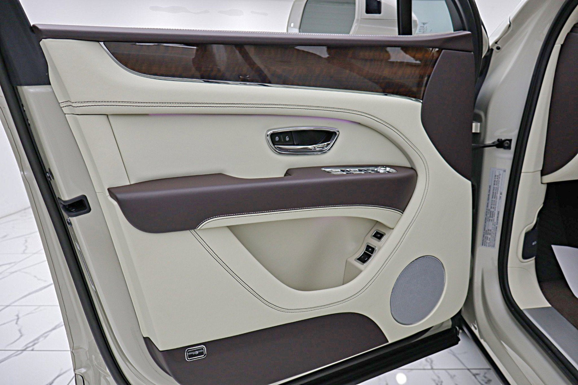 2024 Bentley Bentayga Hybrid V6/LEASE OPTIONS AVAILABLE