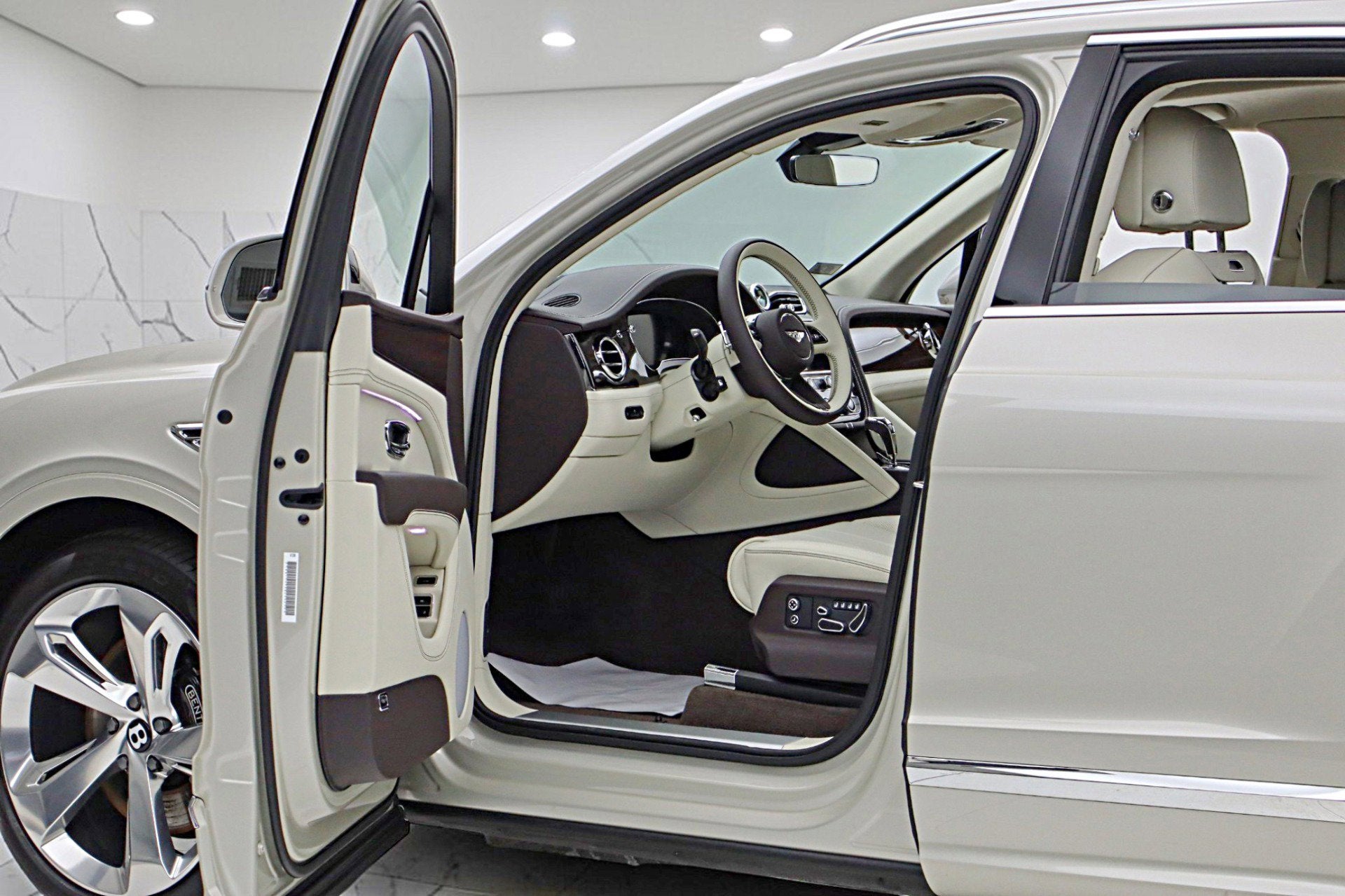 2024 Bentley Bentayga Hybrid V6/LEASE OPTIONS AVAILABLE