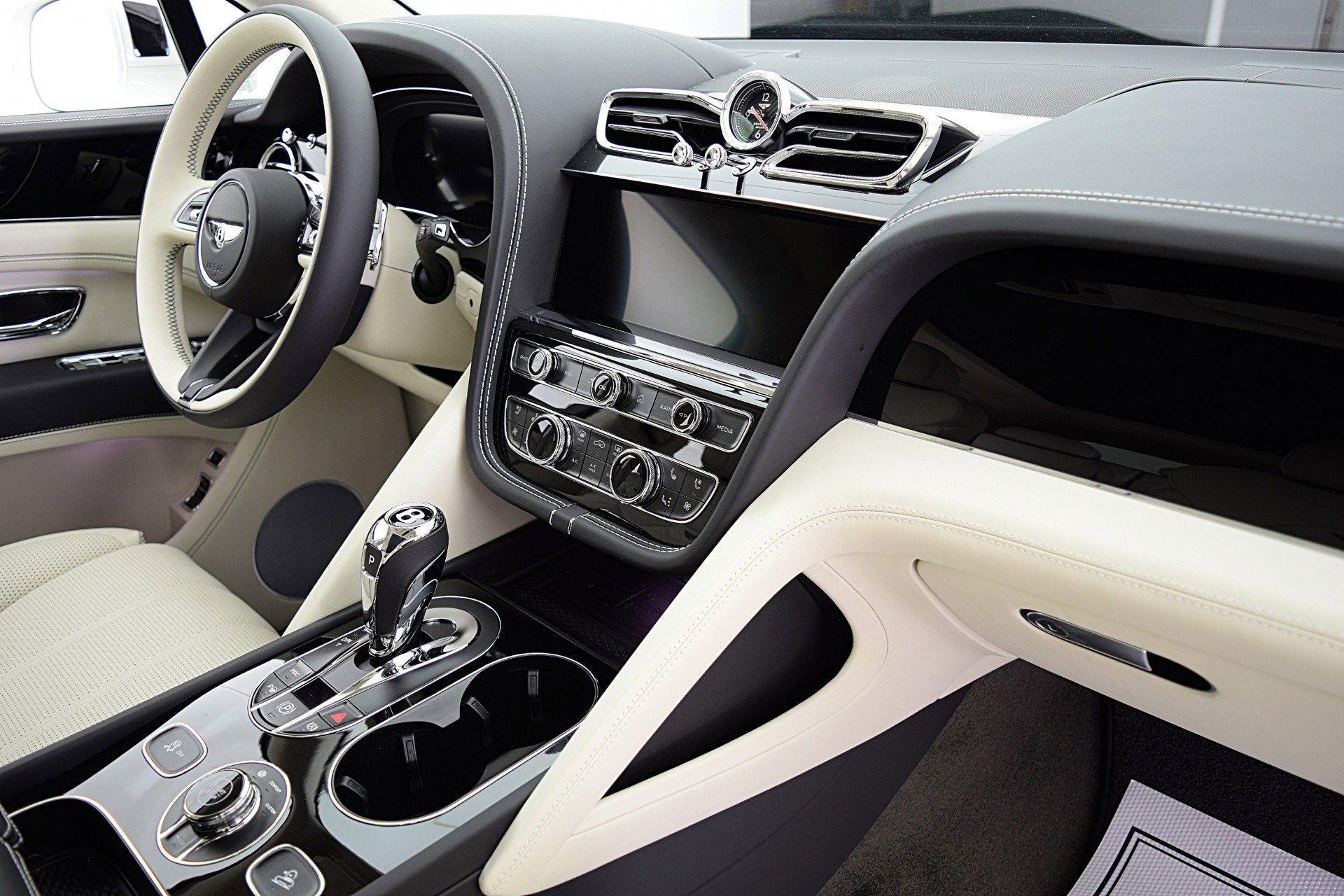 2023 Bentley Bentayga Hybrid V6/LEASE OPTIONS AVAILABLE
