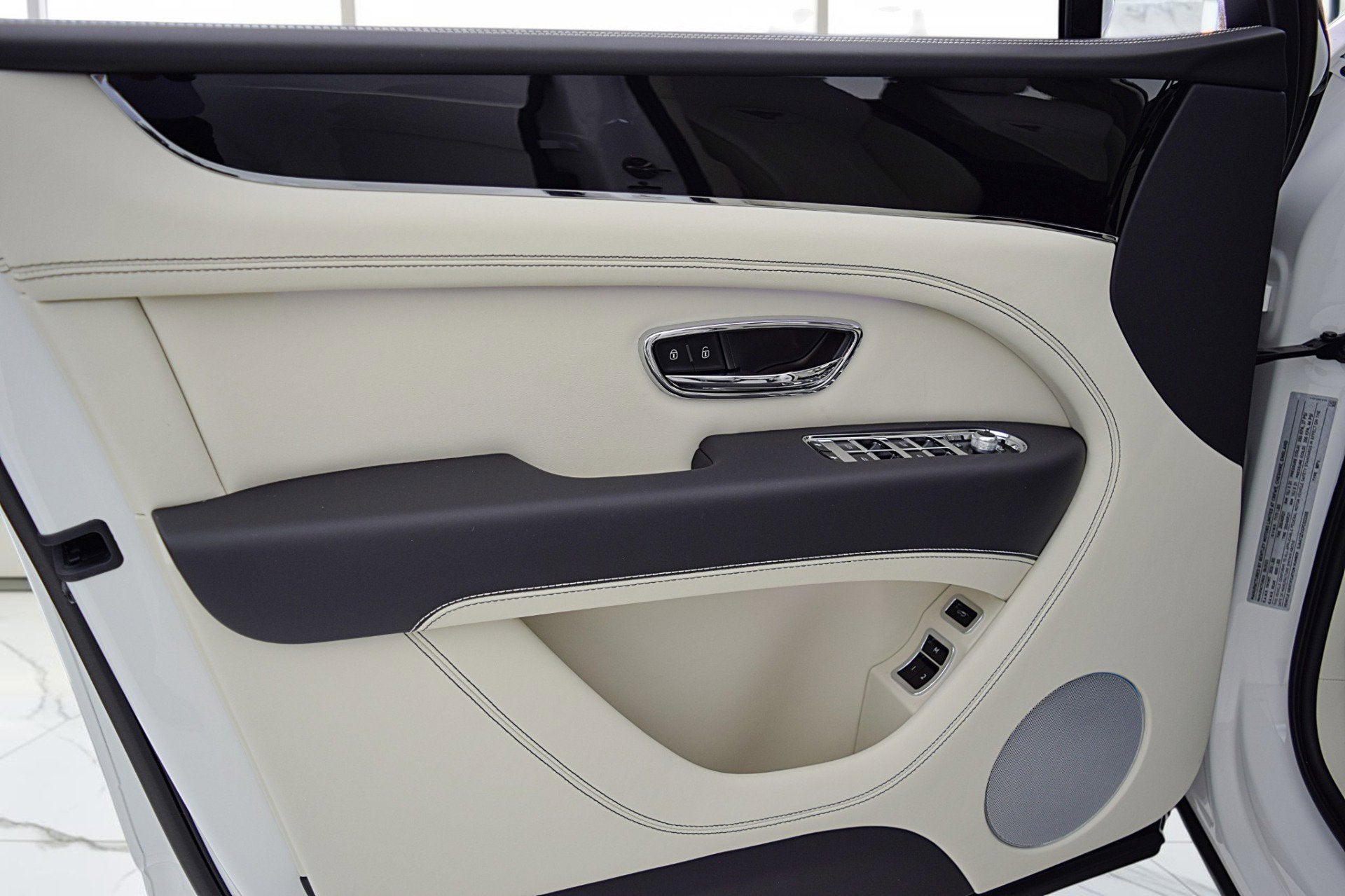 2023 Bentley Bentayga Hybrid V6/LEASE OPTIONS AVAILABLE
