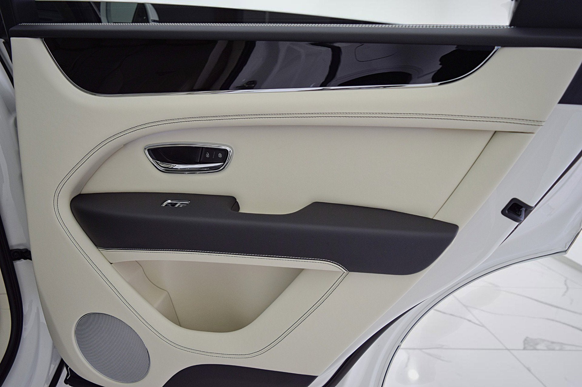 2023 Bentley Bentayga Hybrid V6/LEASE OPTIONS AVAILABLE