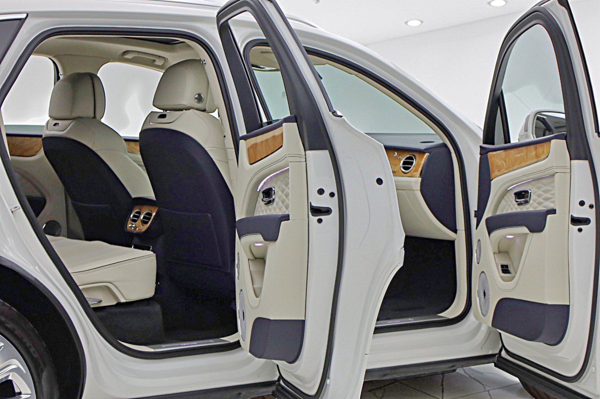 2024 Bentley Bentayga Azure V8/LEASE OPTIONS AVAILABLE