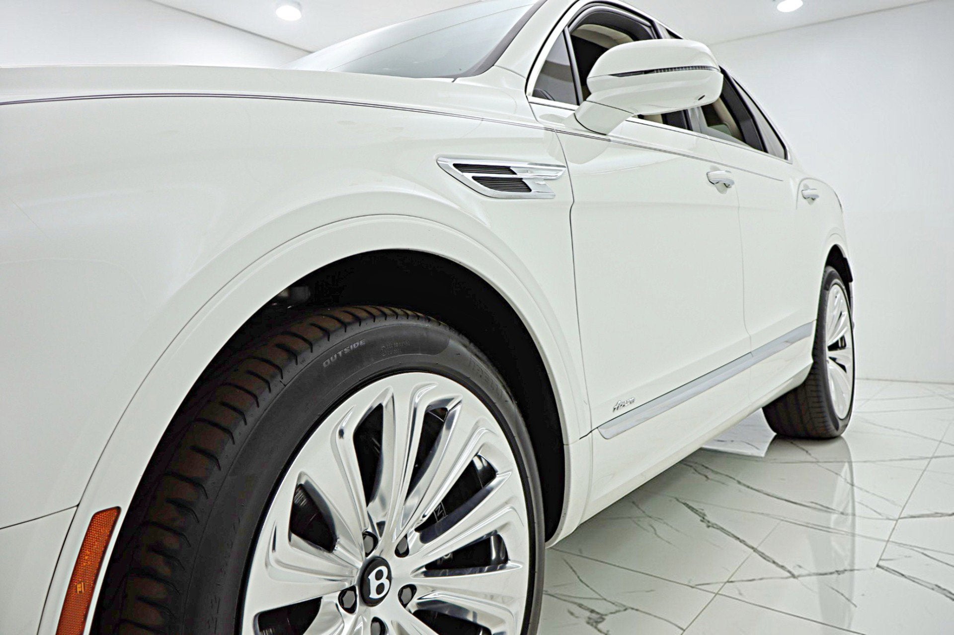 2024 Bentley Bentayga Azure V8/LEASE OPTIONS AVAILABLE