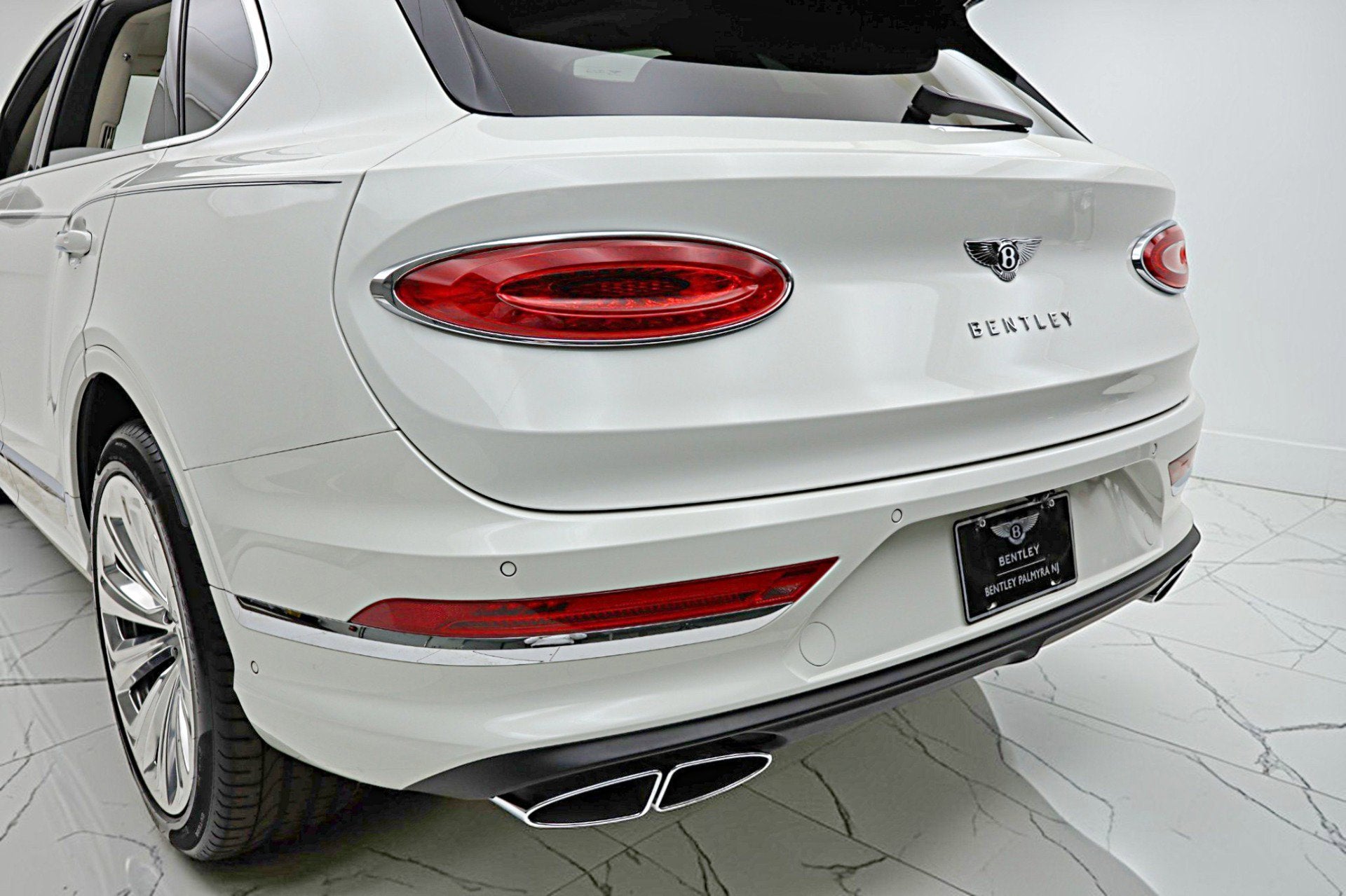 2024 Bentley Bentayga Azure V8/LEASE OPTIONS AVAILABLE