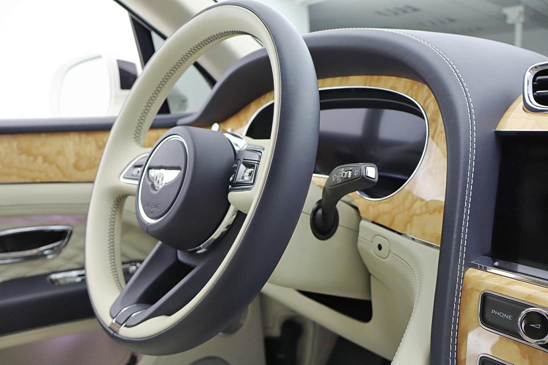 2024 Bentley Bentayga Azure V8/LEASE OPTIONS AVAILABLE