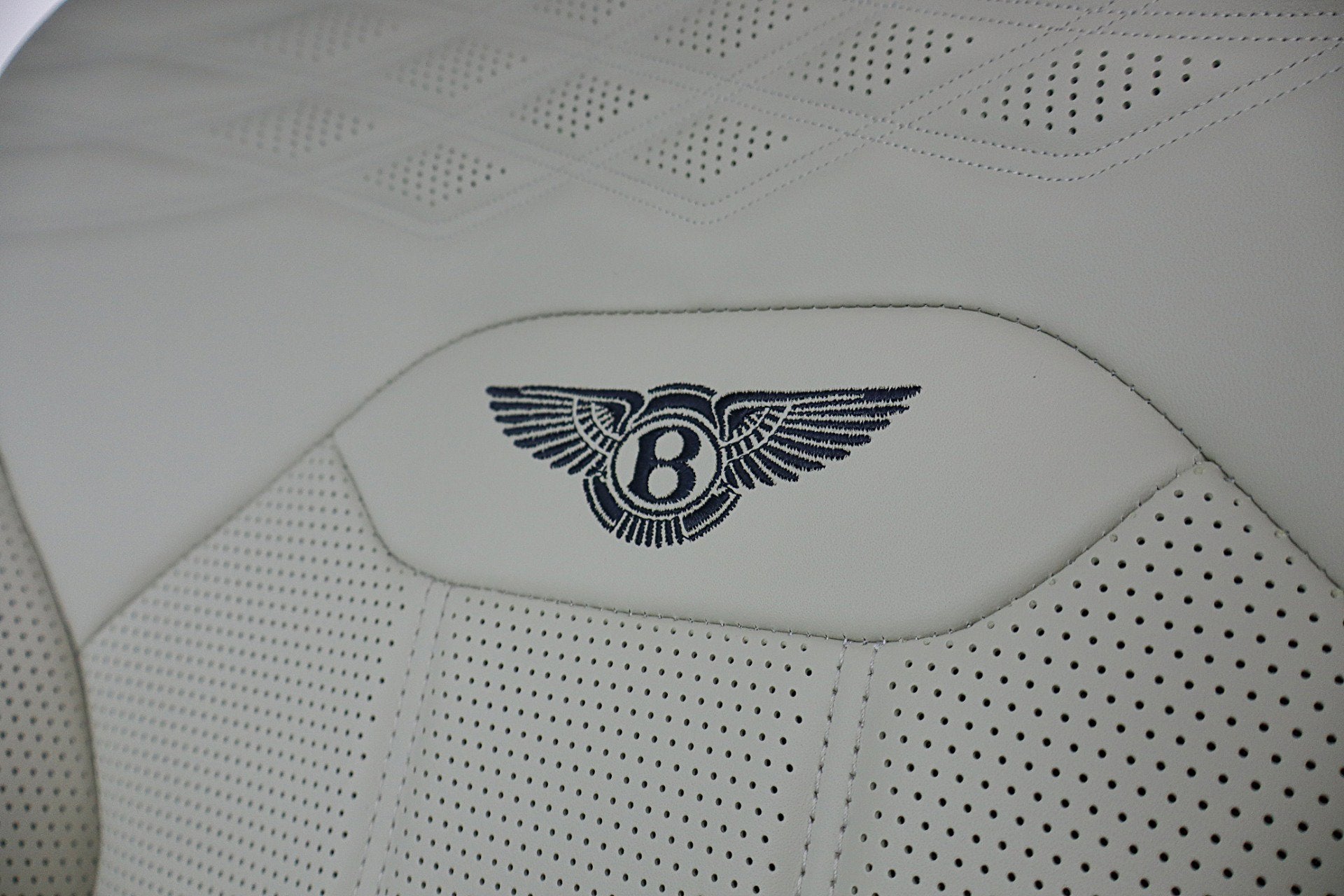 2024 Bentley Bentayga Azure V8/LEASE OPTIONS AVAILABLE