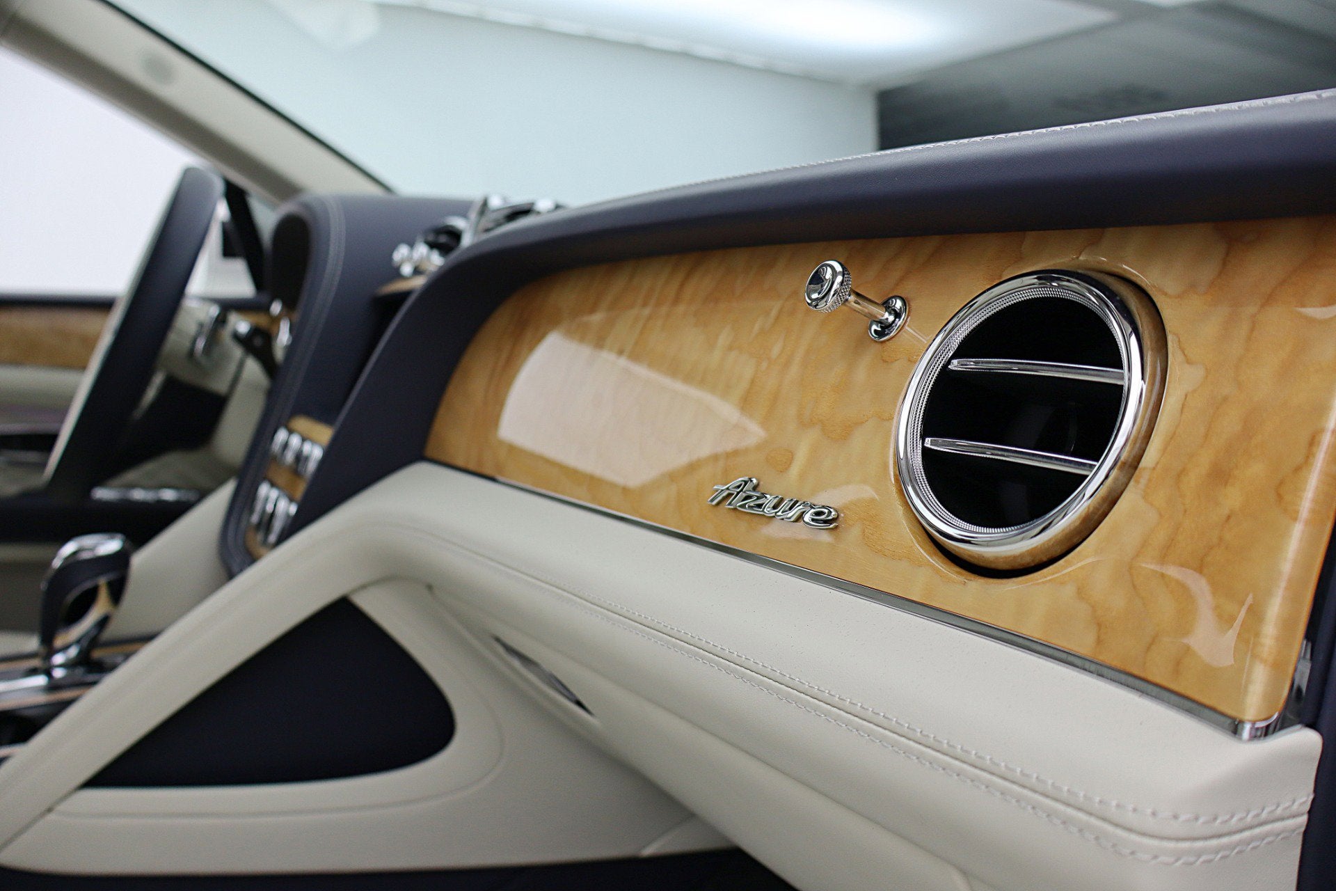 2024 Bentley Bentayga Azure V8/LEASE OPTIONS AVAILABLE