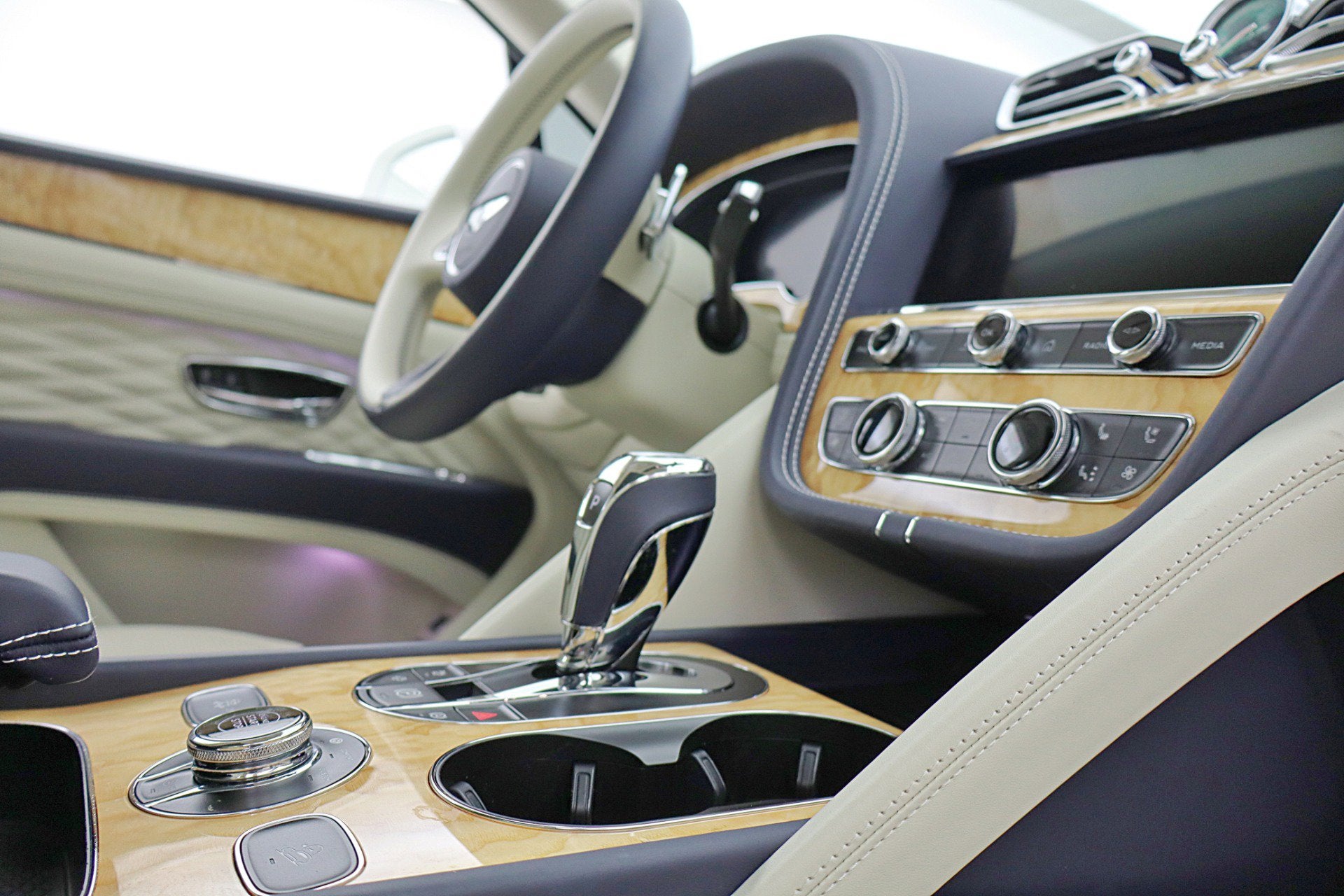 2024 Bentley Bentayga Azure V8/LEASE OPTIONS AVAILABLE