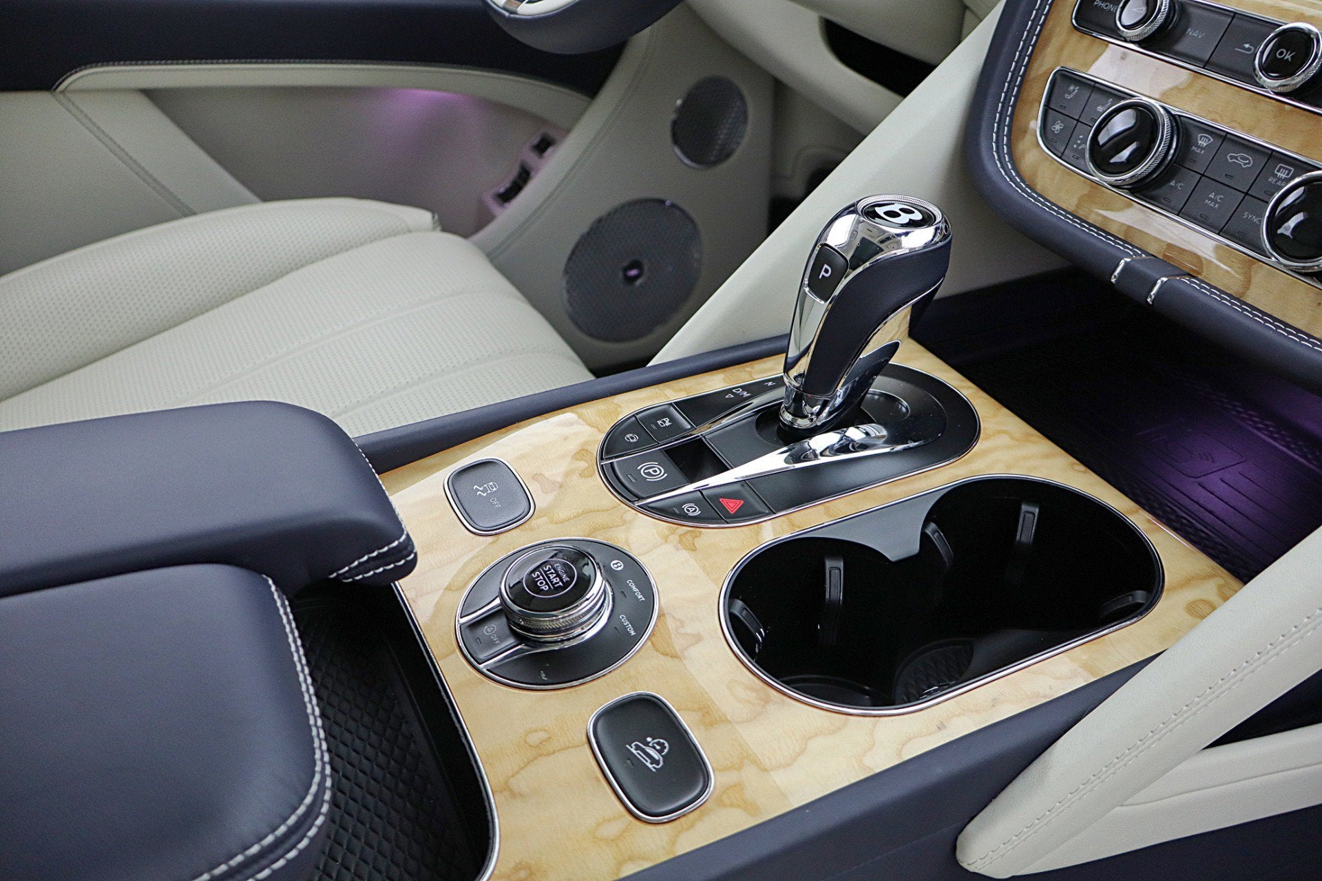 2024 Bentley Bentayga Azure V8/LEASE OPTIONS AVAILABLE