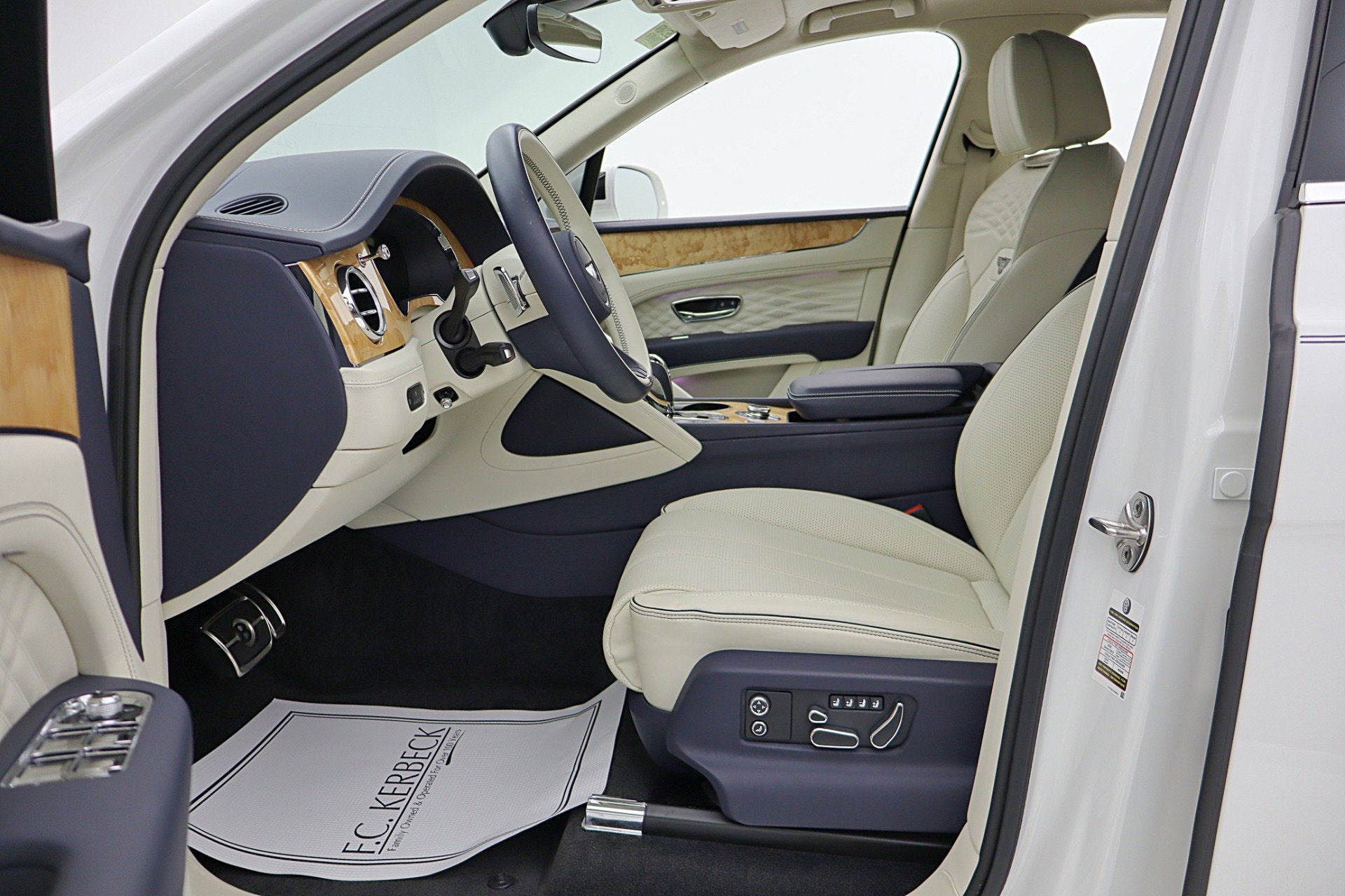 2024 Bentley Bentayga Azure V8/LEASE OPTIONS AVAILABLE