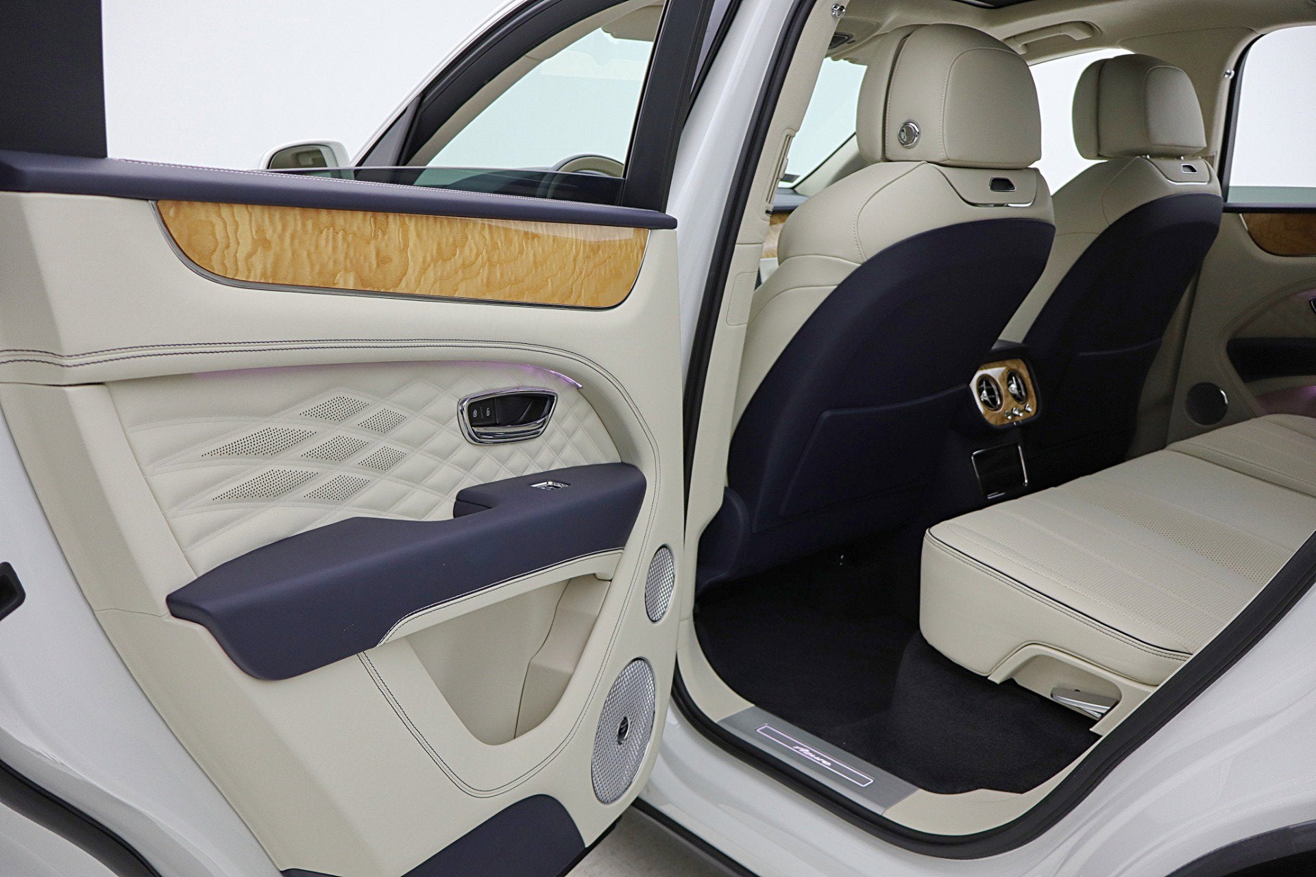 2024 Bentley Bentayga Azure V8/LEASE OPTIONS AVAILABLE