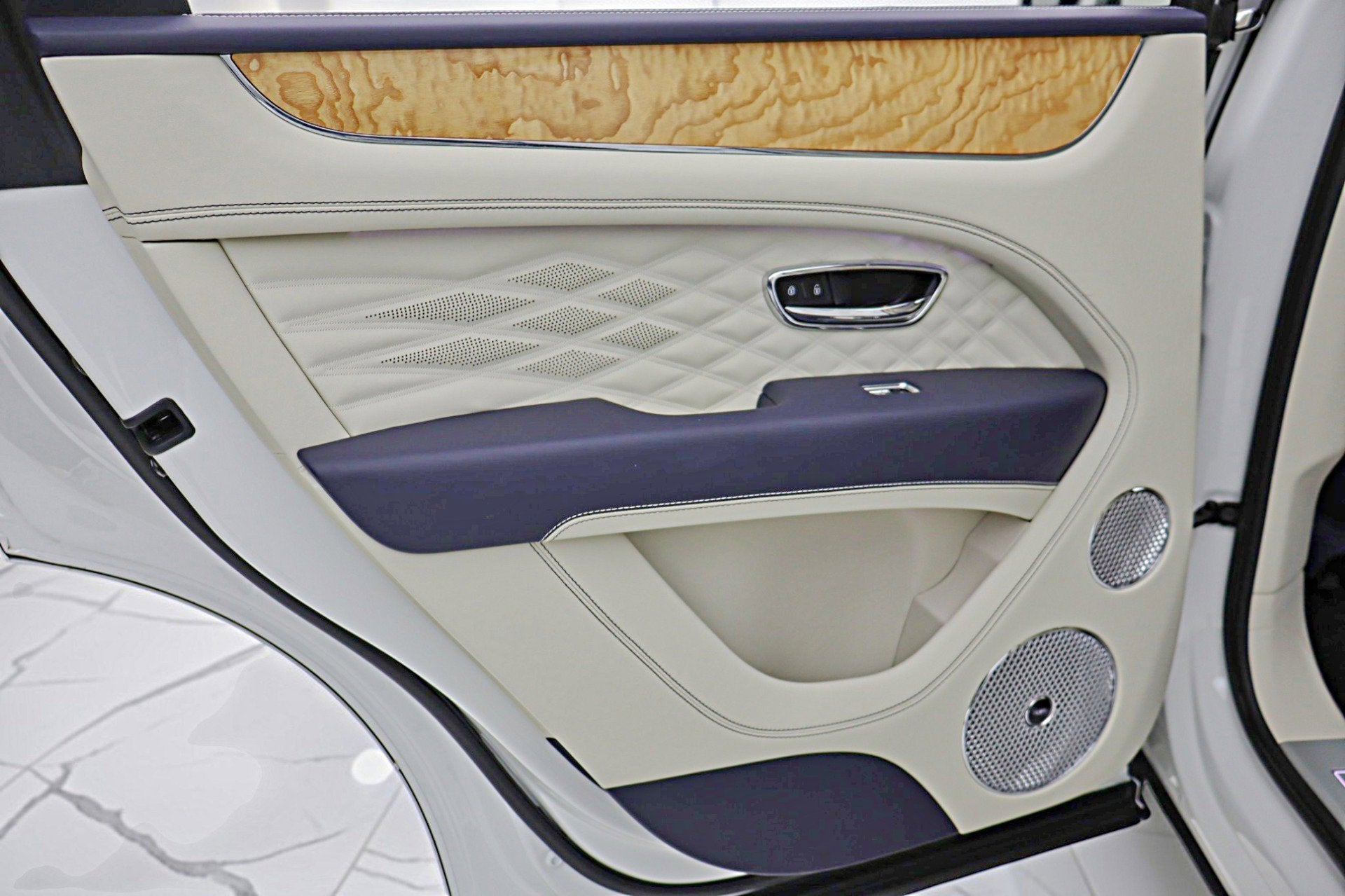 2024 Bentley Bentayga Azure V8/LEASE OPTIONS AVAILABLE