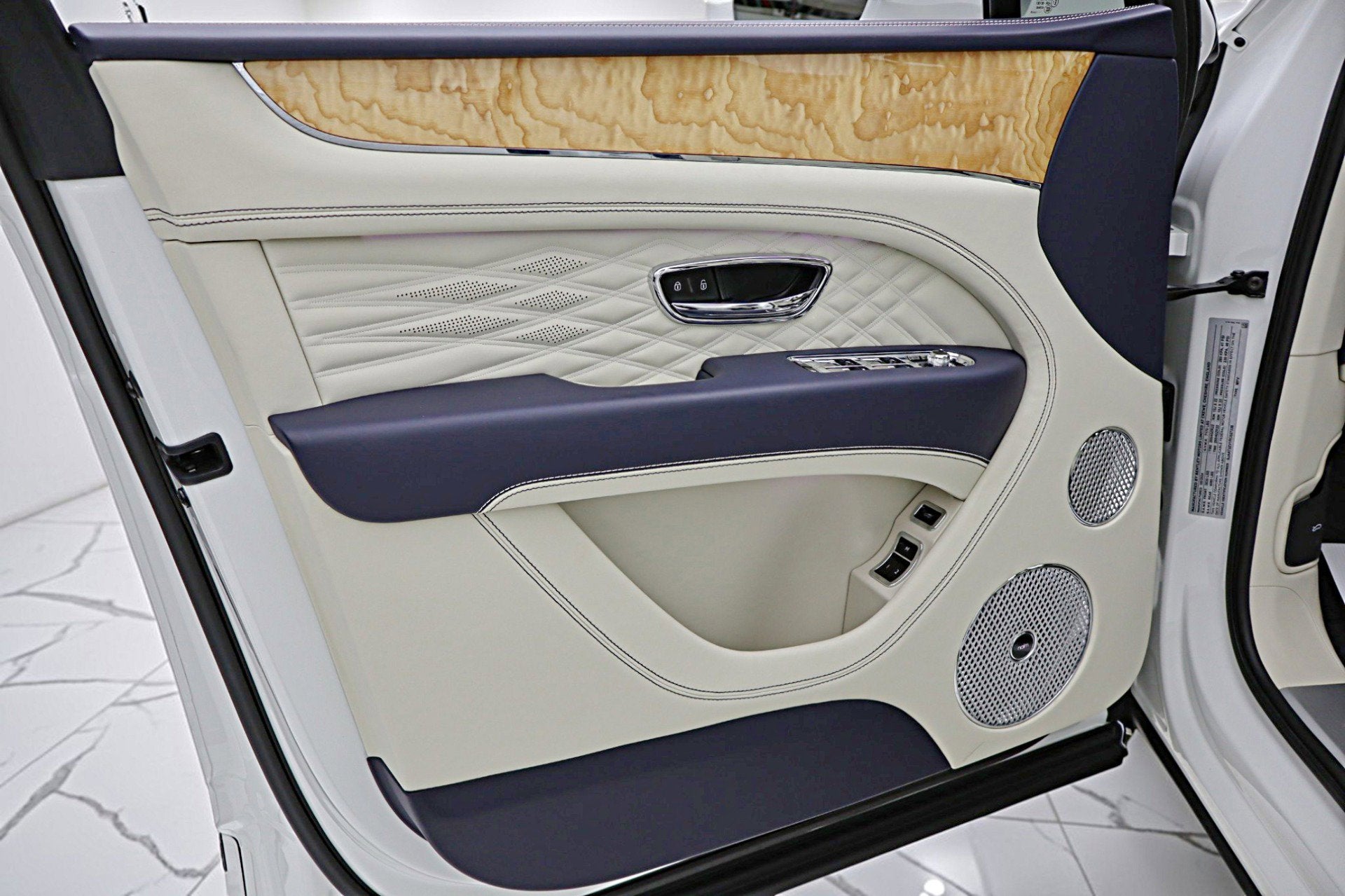 2024 Bentley Bentayga Azure V8/LEASE OPTIONS AVAILABLE