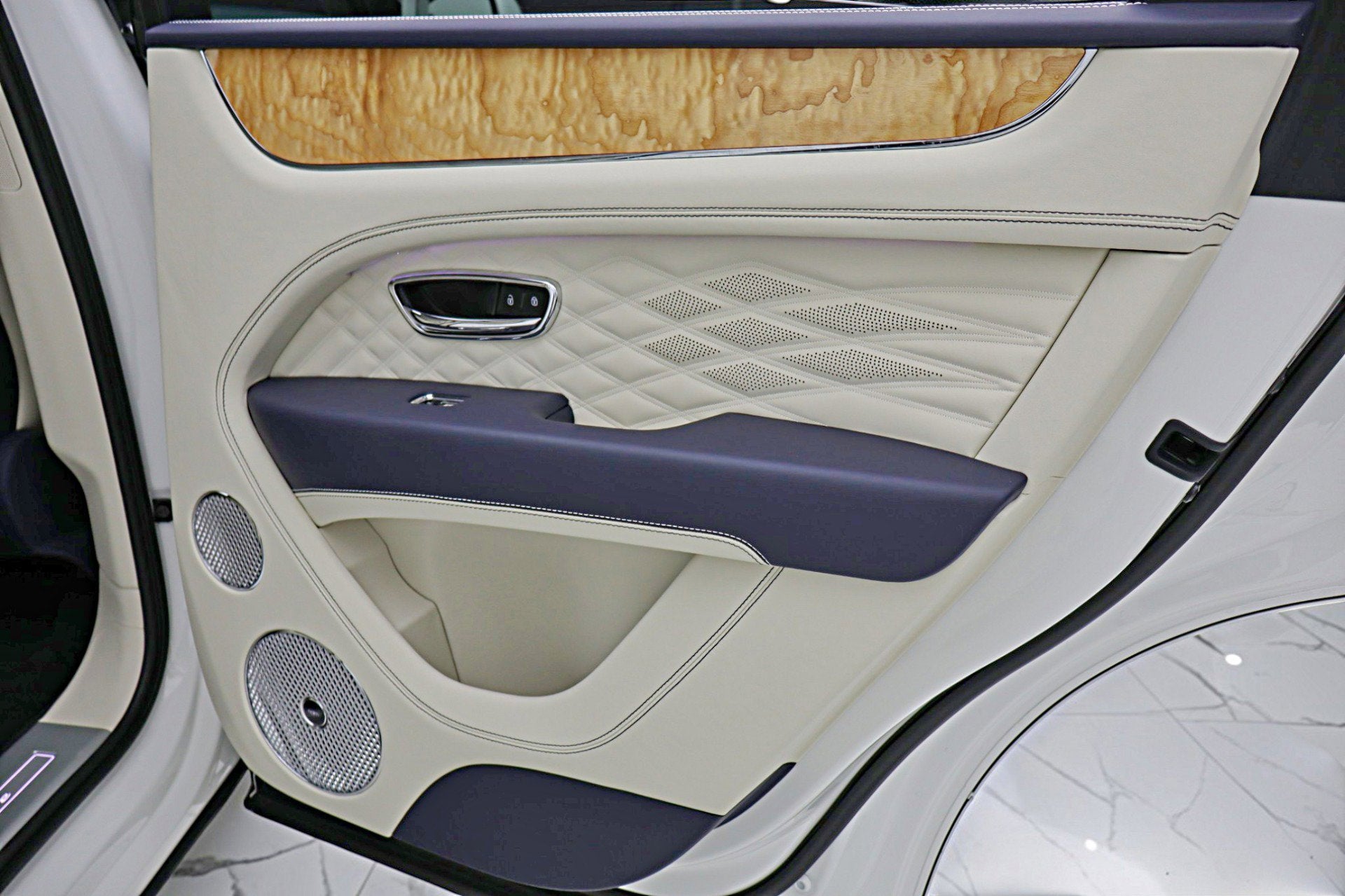 2024 Bentley Bentayga Azure V8/LEASE OPTIONS AVAILABLE