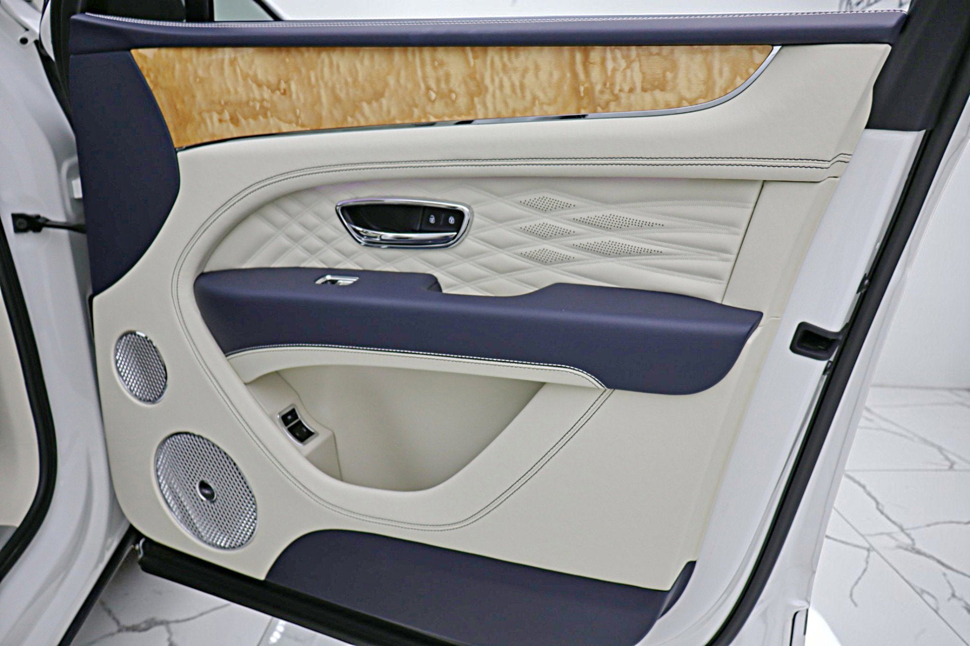 2024 Bentley Bentayga Azure V8/LEASE OPTIONS AVAILABLE