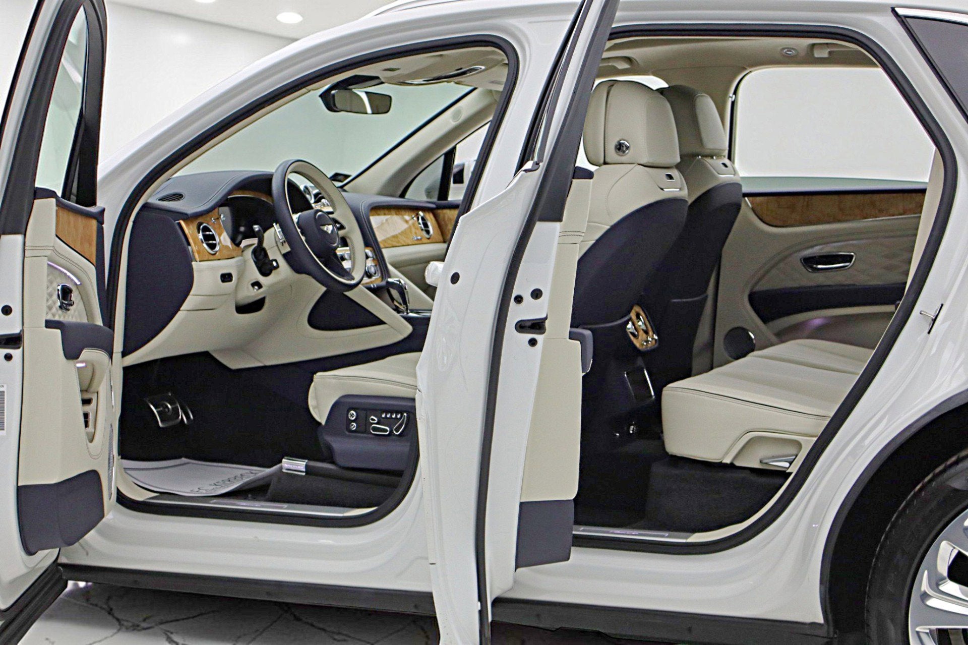 2024 Bentley Bentayga Azure V8/LEASE OPTIONS AVAILABLE