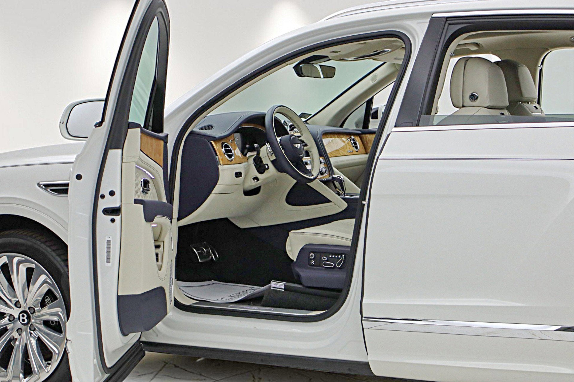 2024 Bentley Bentayga Azure V8/LEASE OPTIONS AVAILABLE