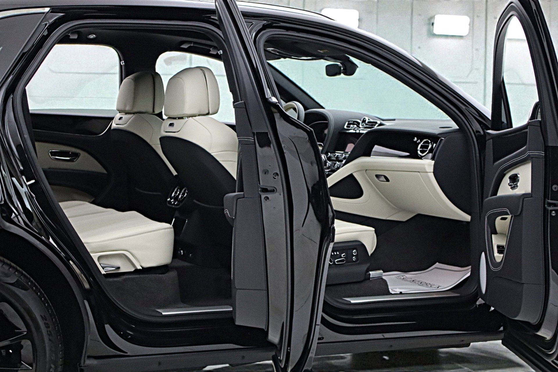 2025 Bentley Bentayga V8/LEASE OPTIONS AVAILABLE