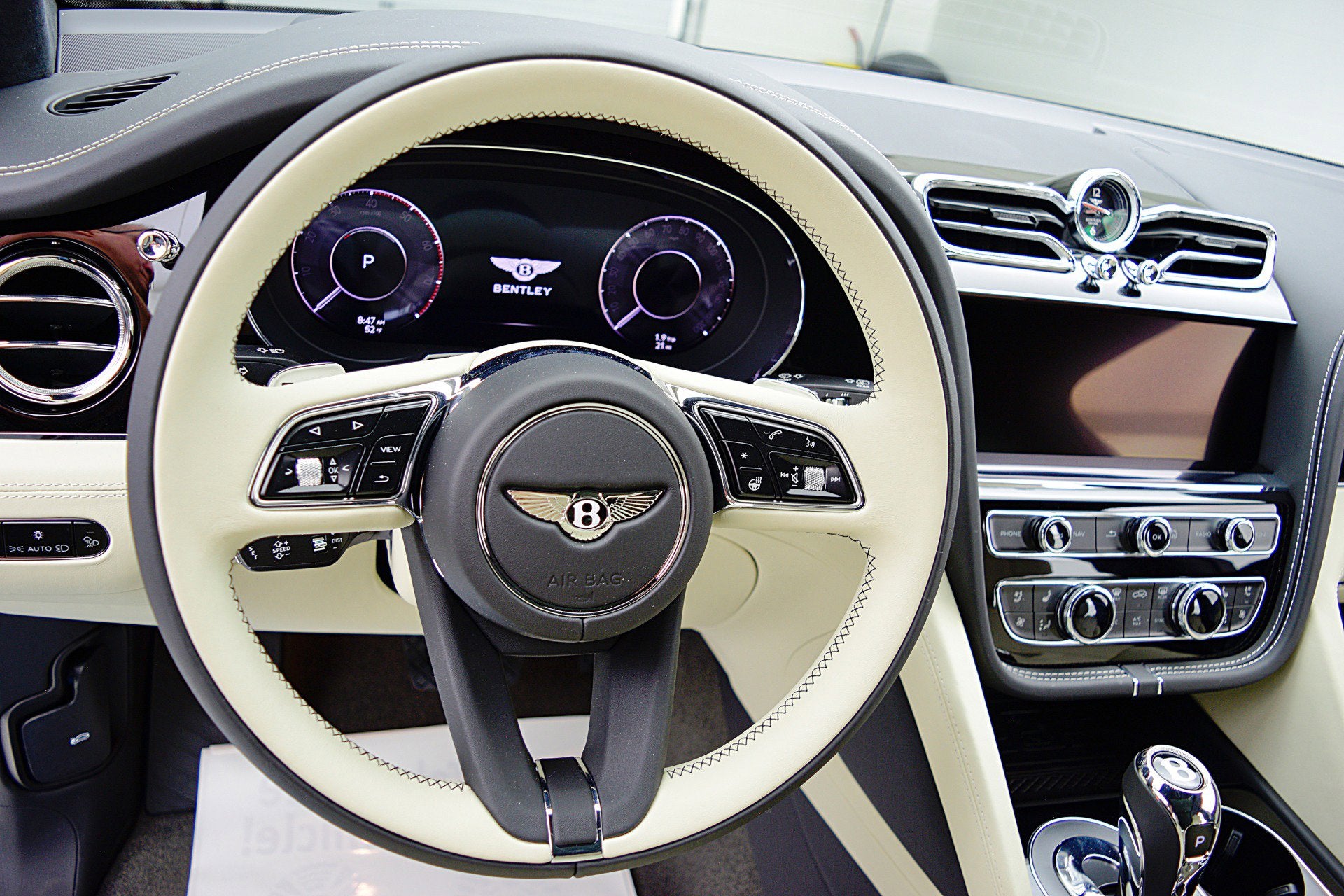 2025 Bentley Bentayga V8/LEASE OPTIONS AVAILABLE