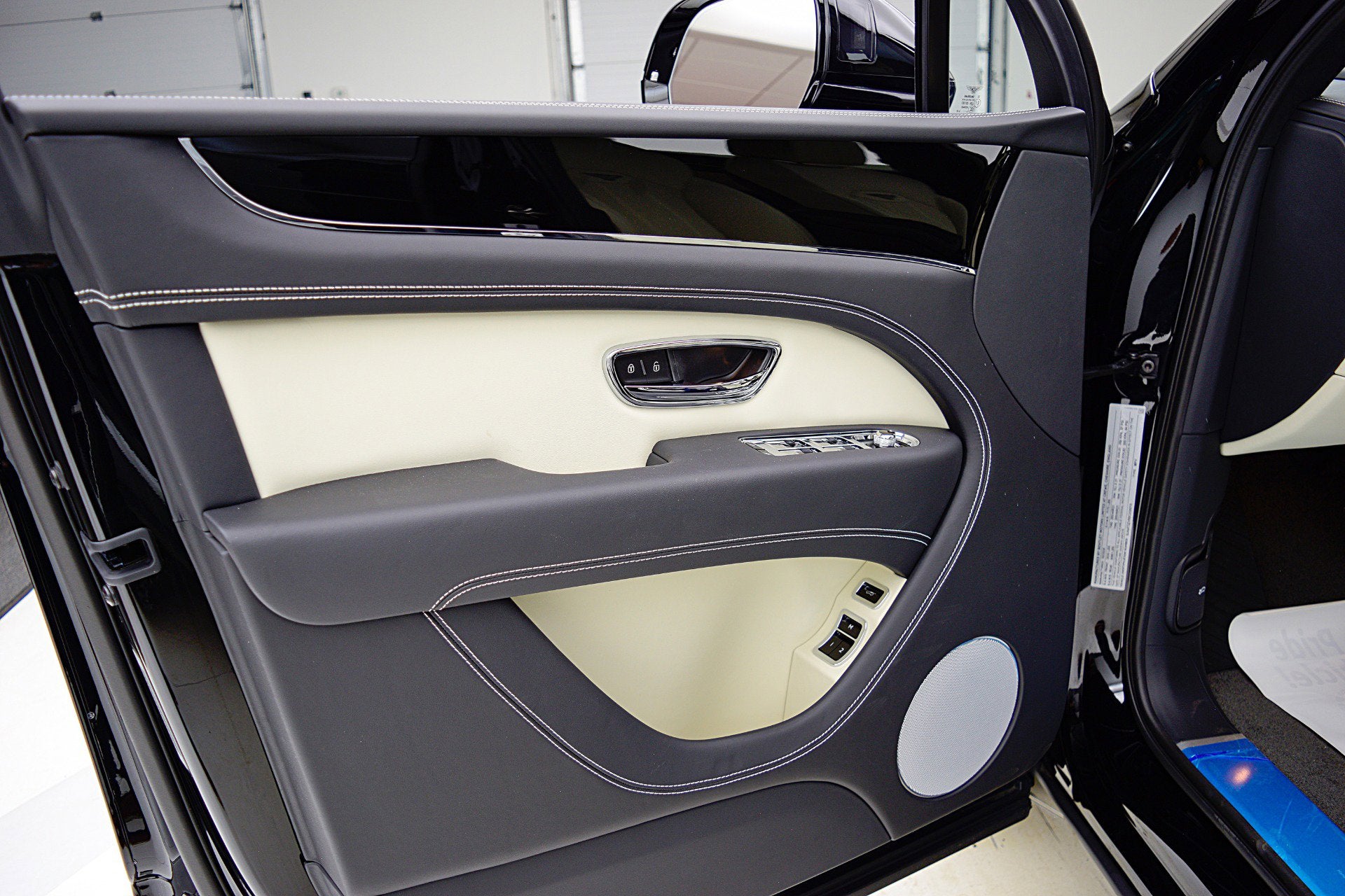 2025 Bentley Bentayga V8/LEASE OPTIONS AVAILABLE