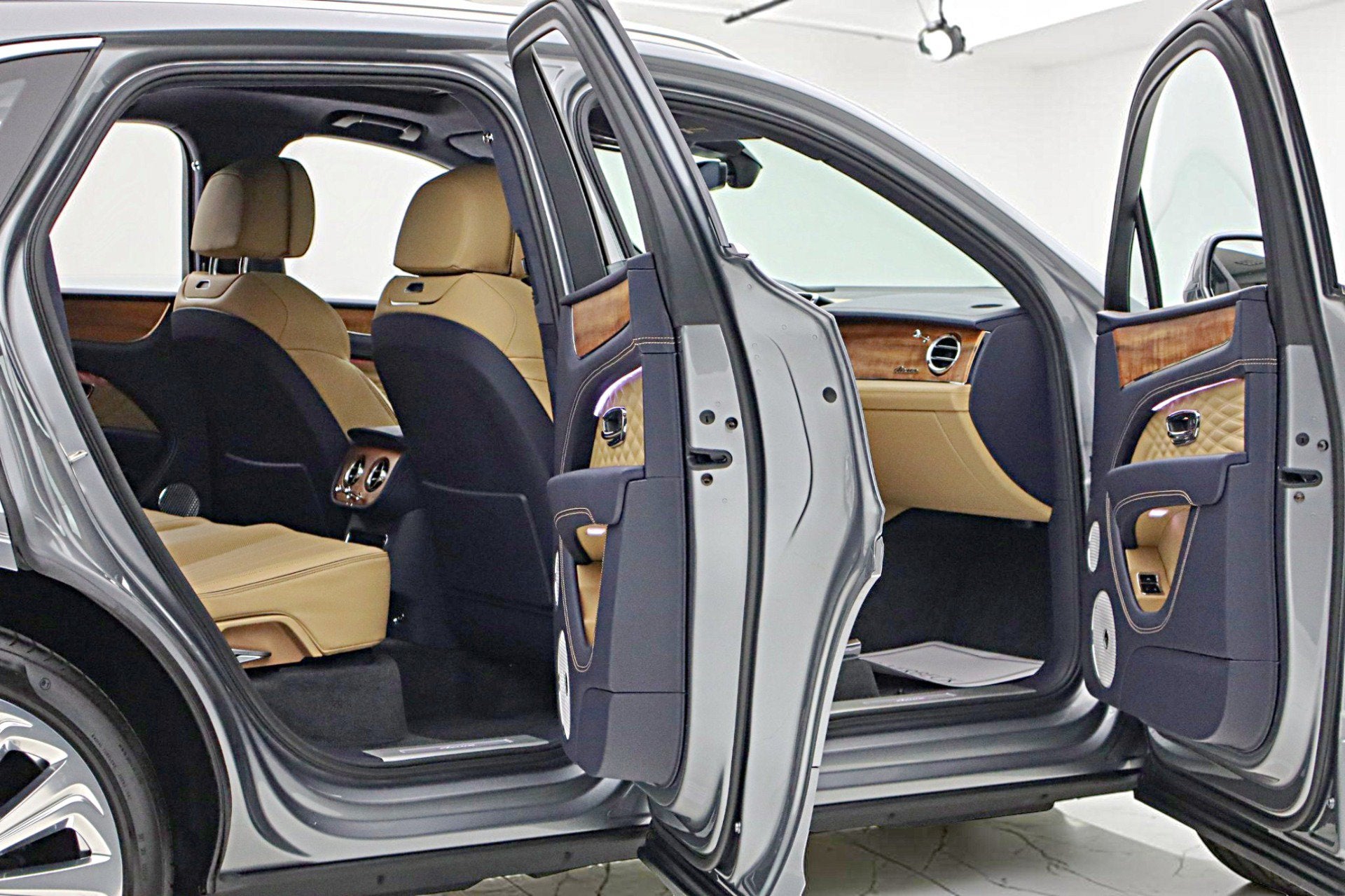 2025 Bentley Bentayga Azure V8/LEASE OPTIONS AVAILABLE