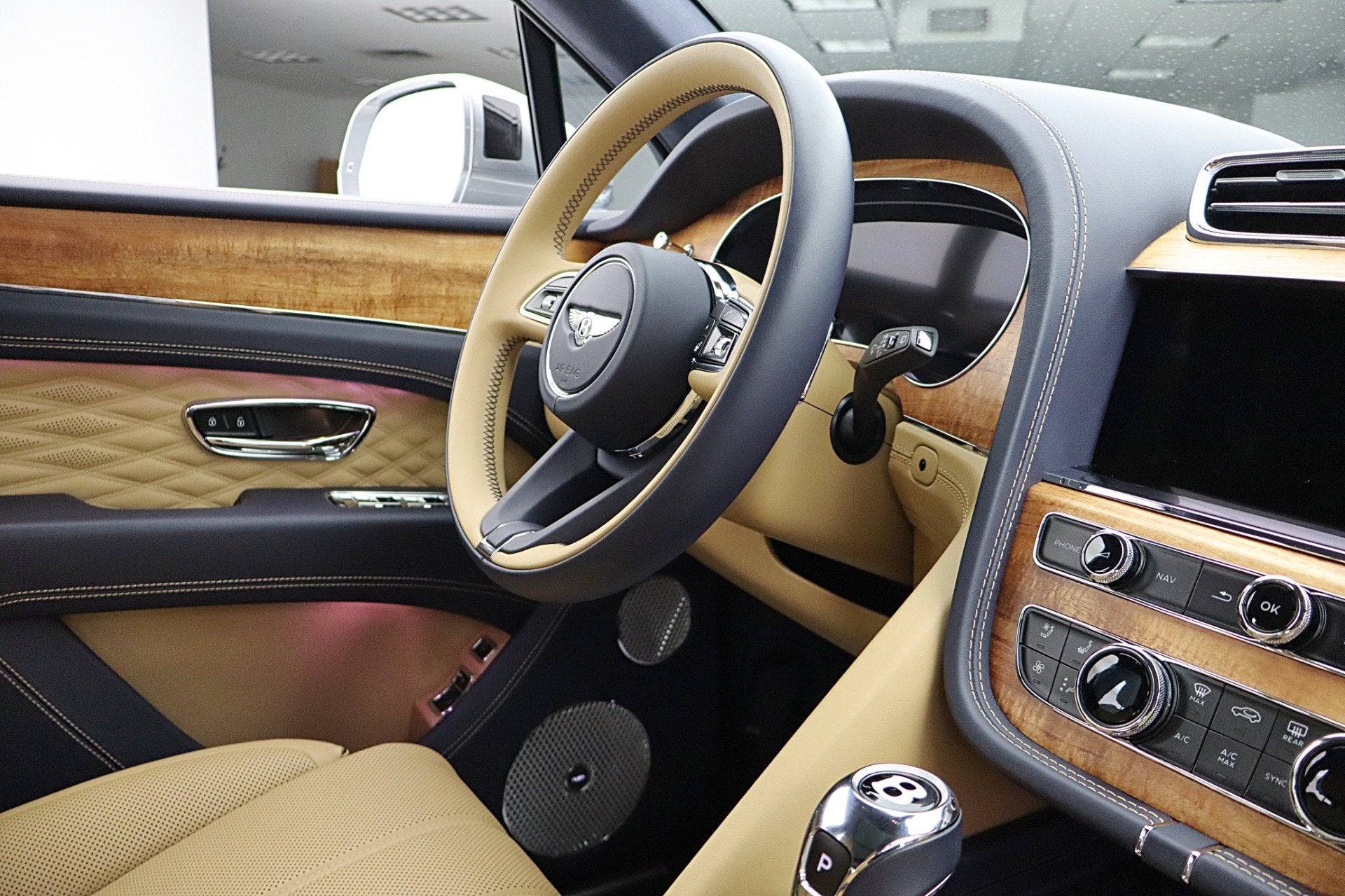 2025 Bentley Bentayga Azure V8/LEASE OPTIONS AVAILABLE