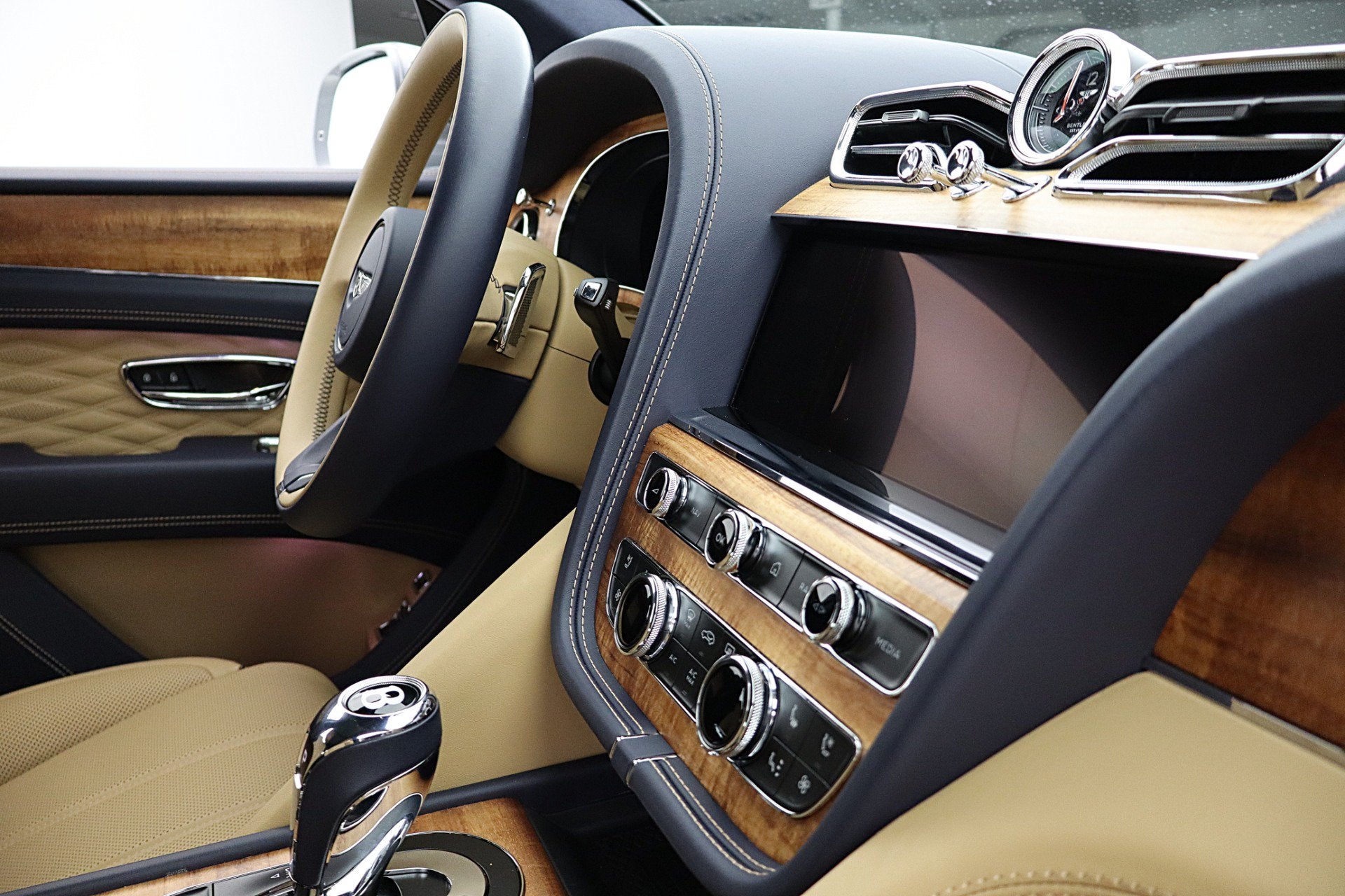 2025 Bentley Bentayga Azure V8/LEASE OPTIONS AVAILABLE