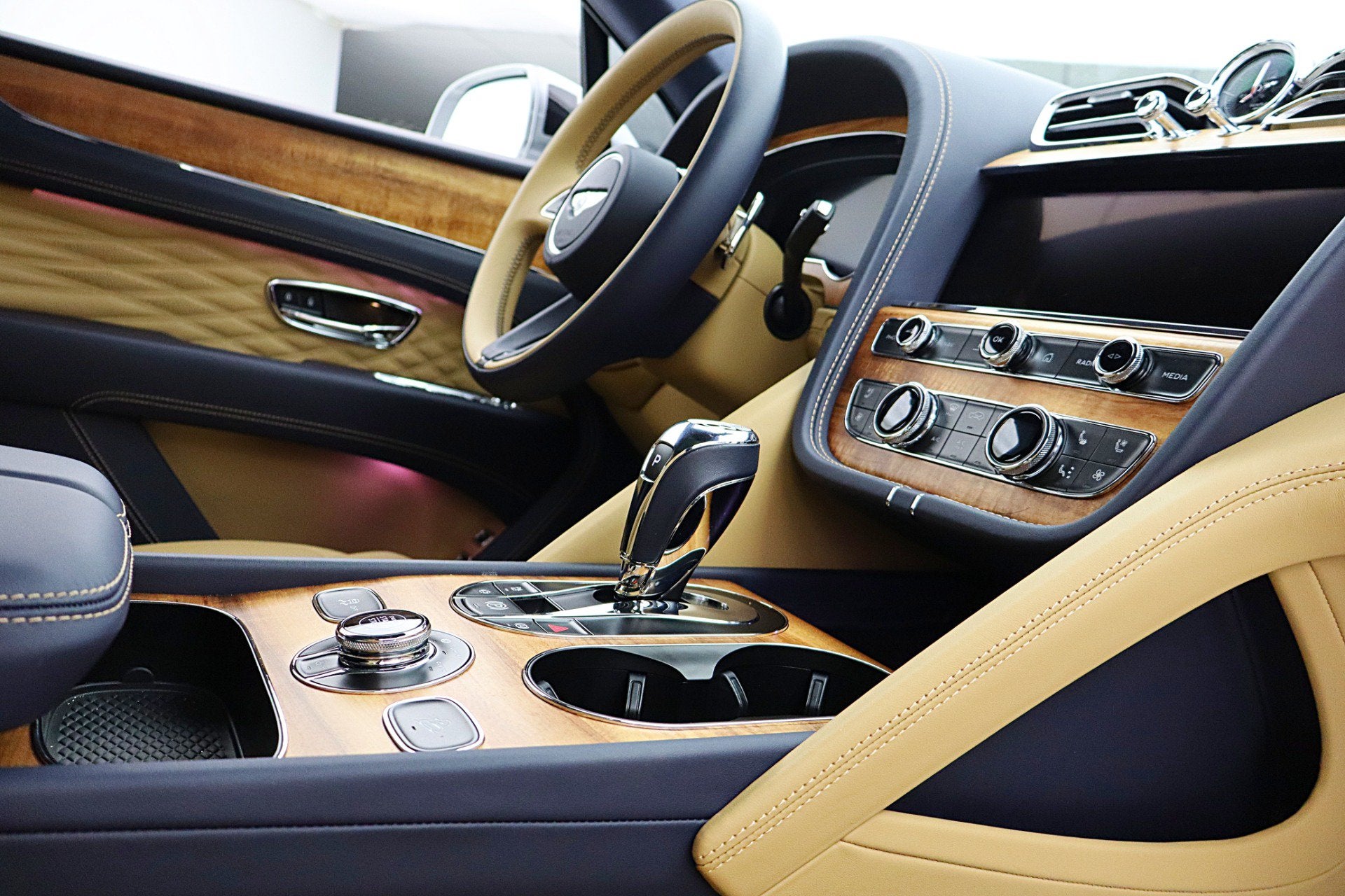 2025 Bentley Bentayga Azure V8/LEASE OPTIONS AVAILABLE
