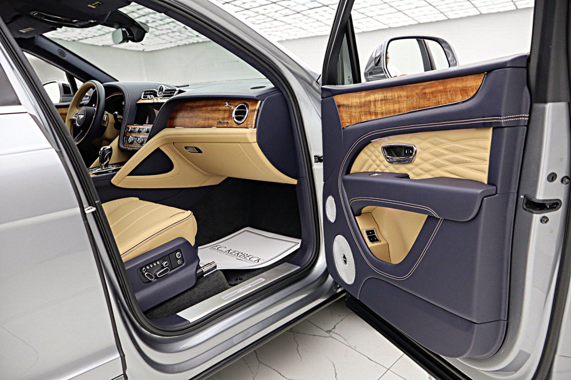 2025 Bentley Bentayga Azure V8/LEASE OPTIONS AVAILABLE