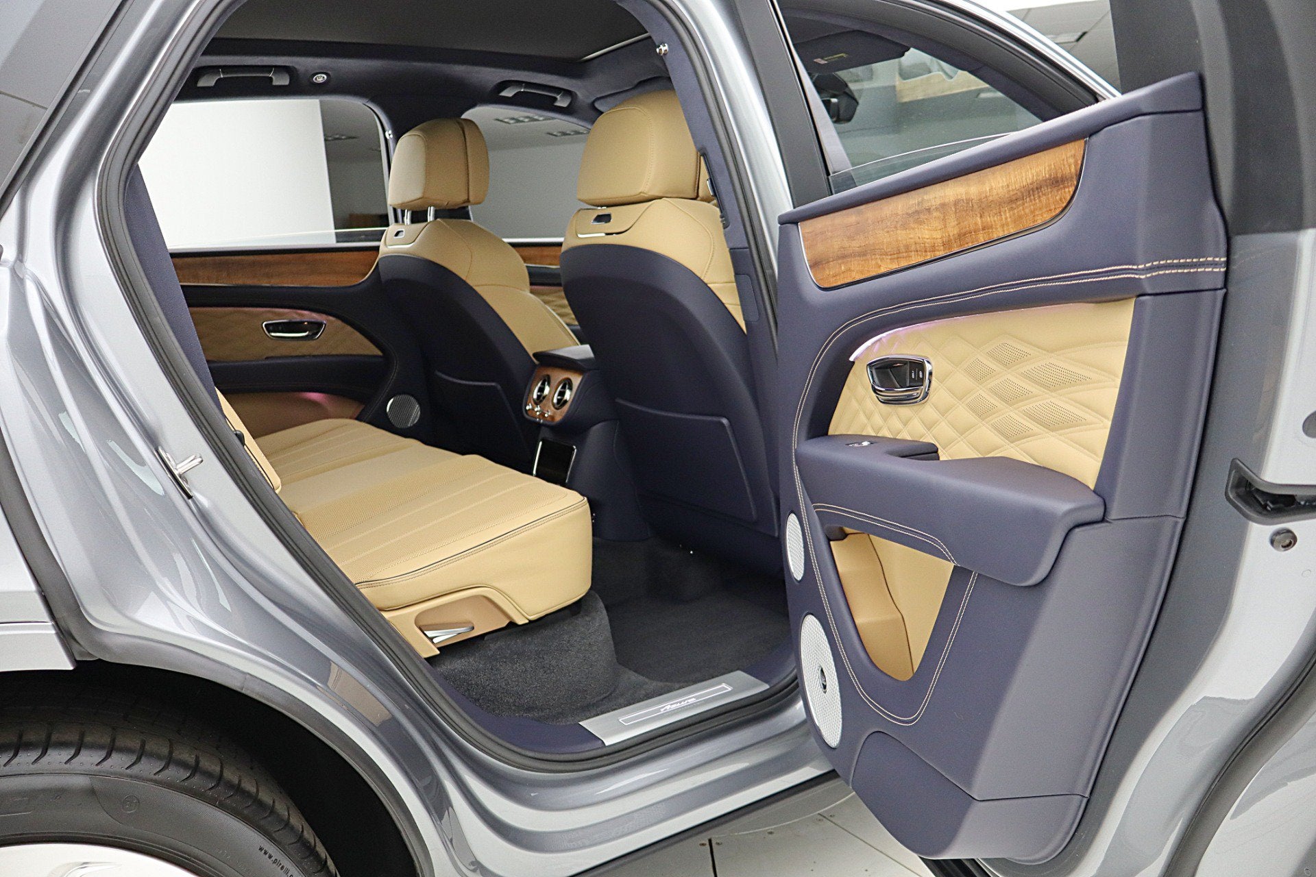 2025 Bentley Bentayga Azure V8/LEASE OPTIONS AVAILABLE