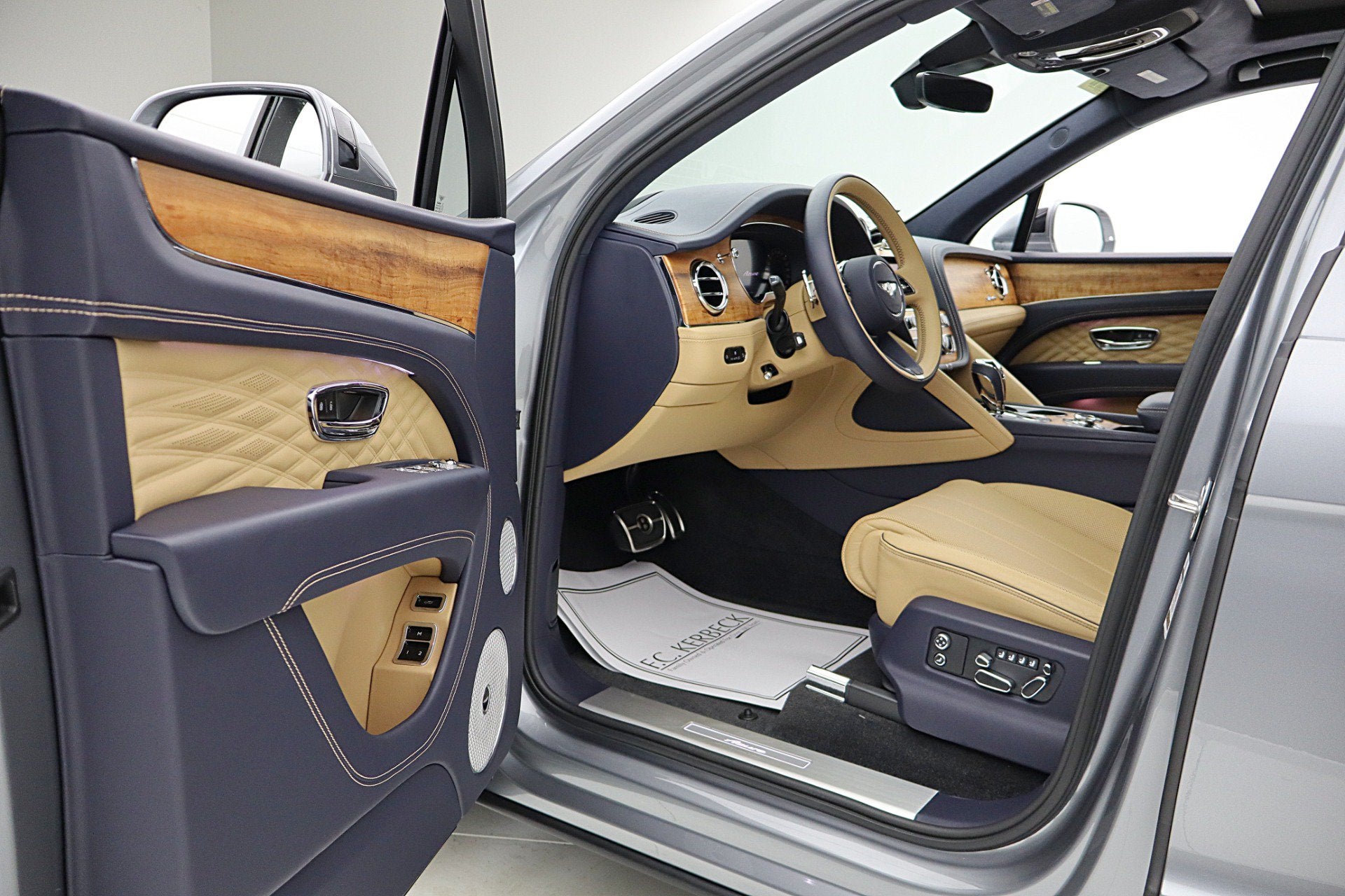 2025 Bentley Bentayga Azure V8/LEASE OPTIONS AVAILABLE