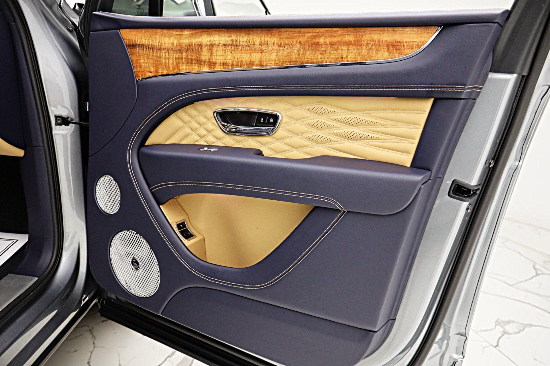 2025 Bentley Bentayga Azure V8/LEASE OPTIONS AVAILABLE